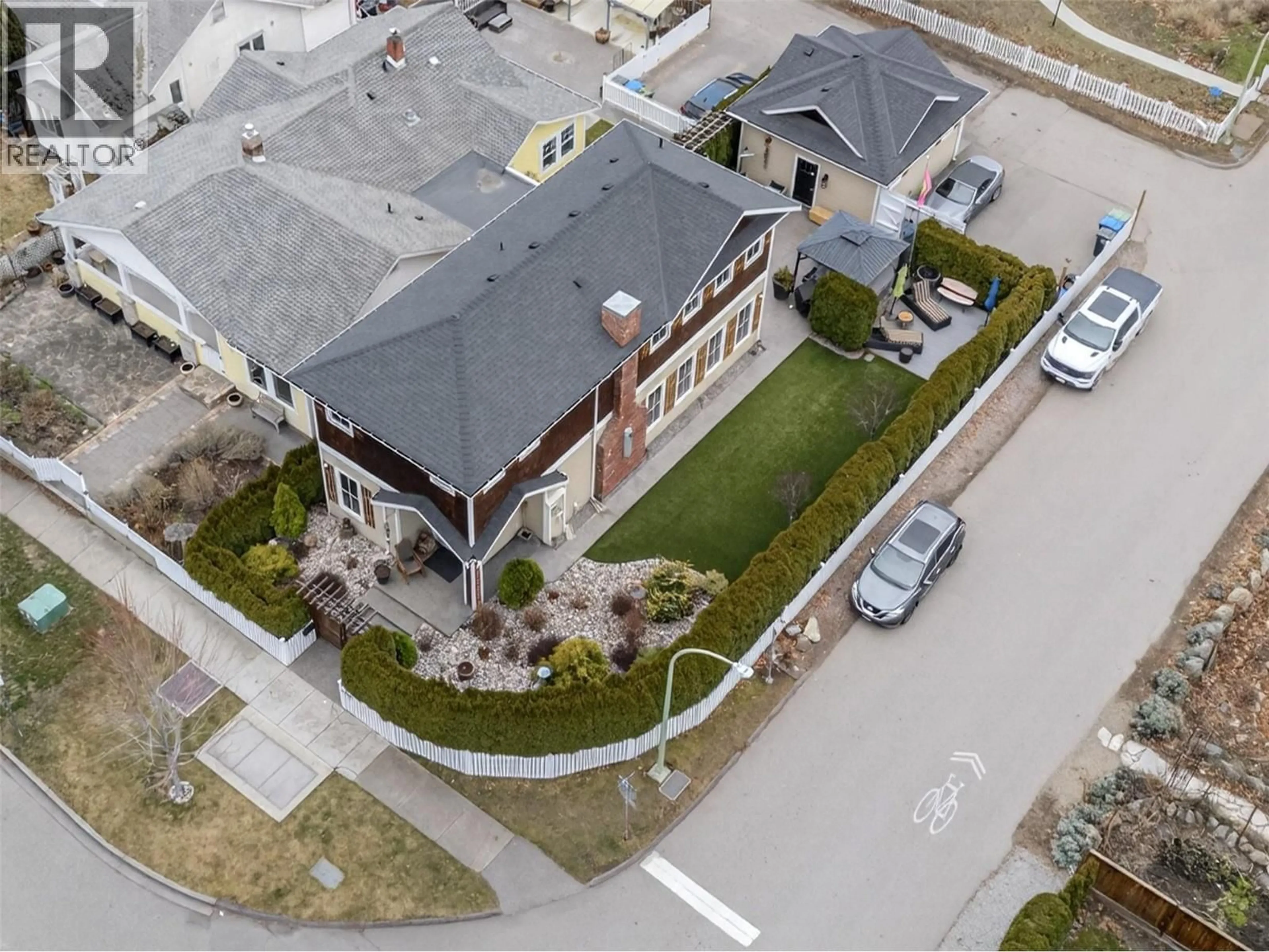 A pic from outside/outdoor area/front of a property/back of a property/a pic from drone, street for 1900 WATER STREET, Kelowna British Columbia V1Y1K6