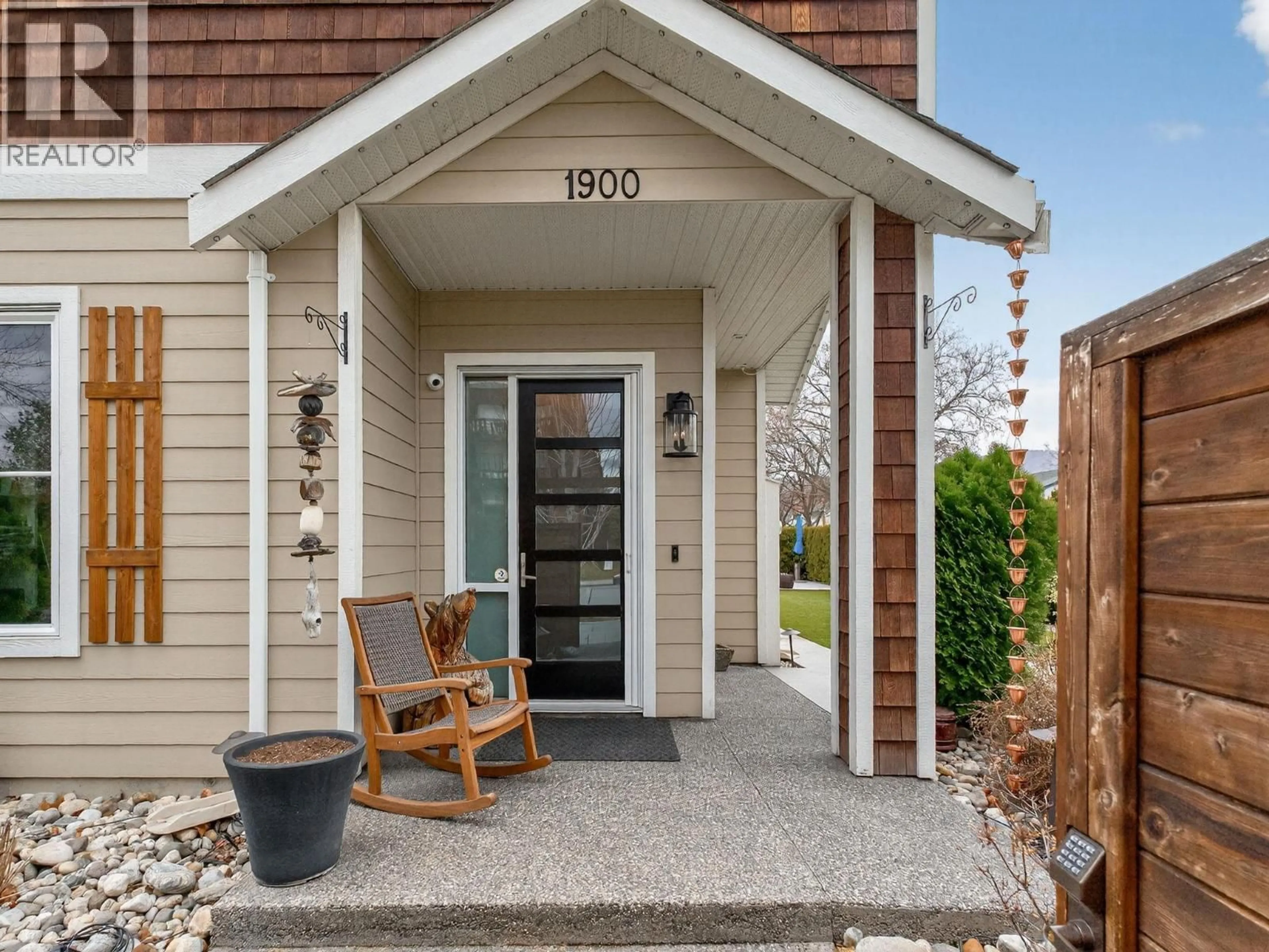 Indoor entryway for 1900 WATER STREET, Kelowna British Columbia V1Y1K6