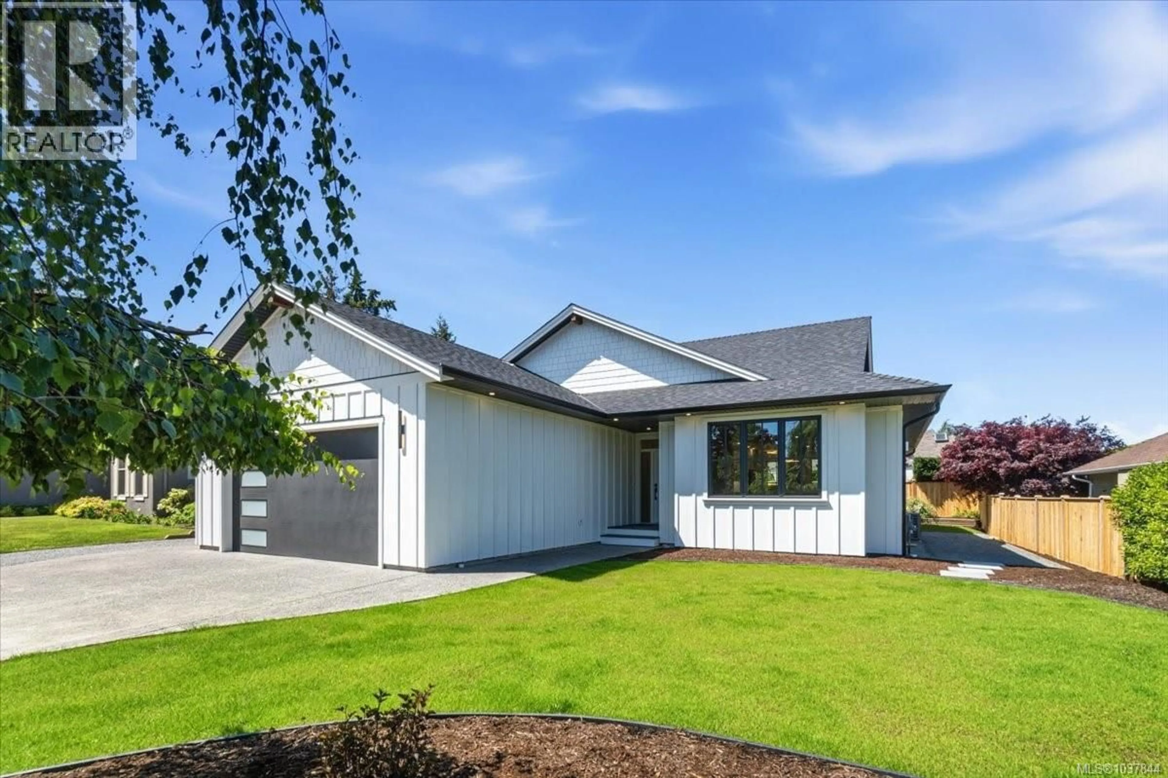 Home with vinyl exterior material, street for 846 WOODSIDE CRESCENT, Qualicum Beach British Columbia V9K2K8