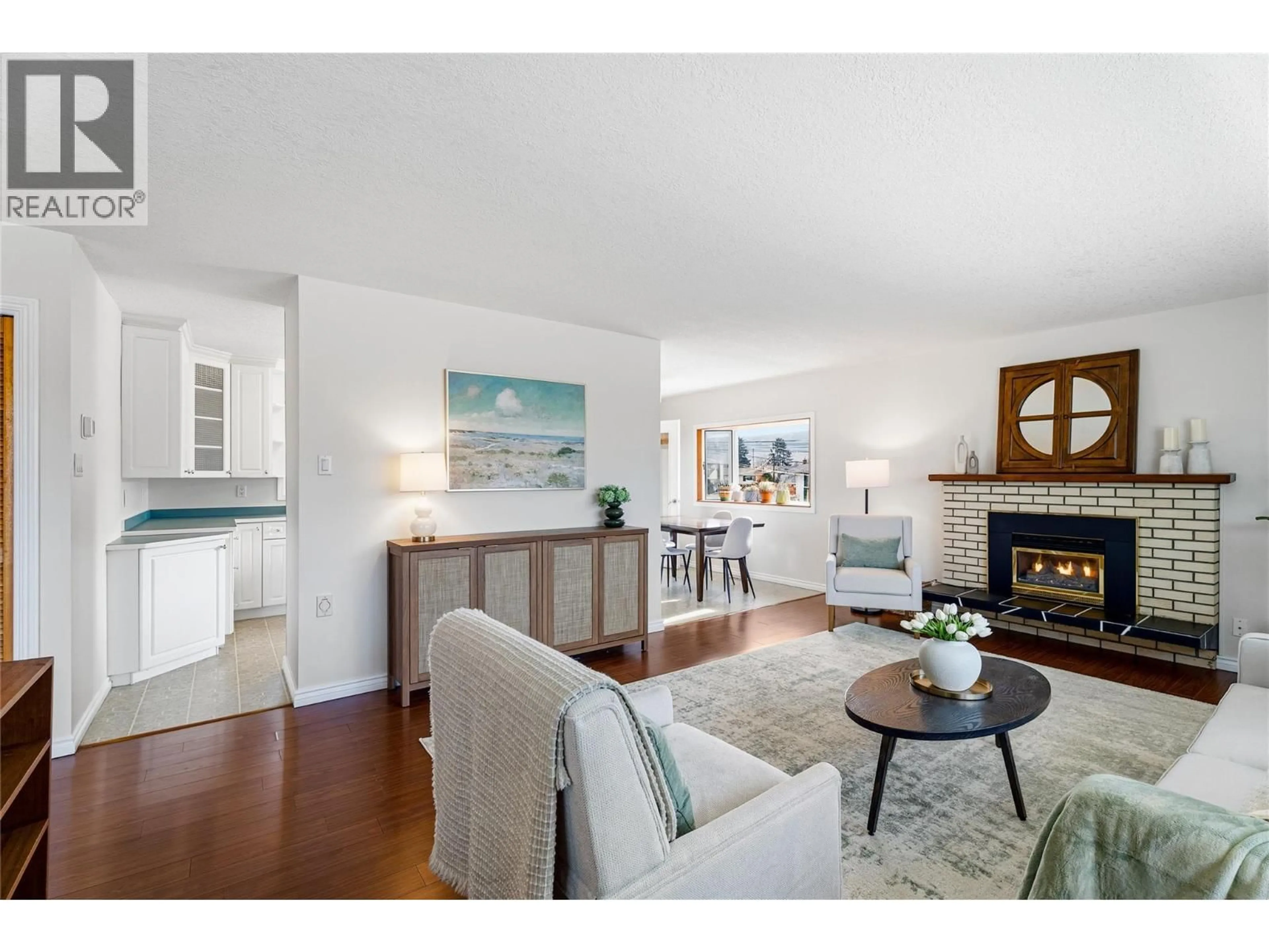 Living room with furniture, wood/laminate floor for 341 KENORA ROAD, Kamloops British Columbia V2B3X6