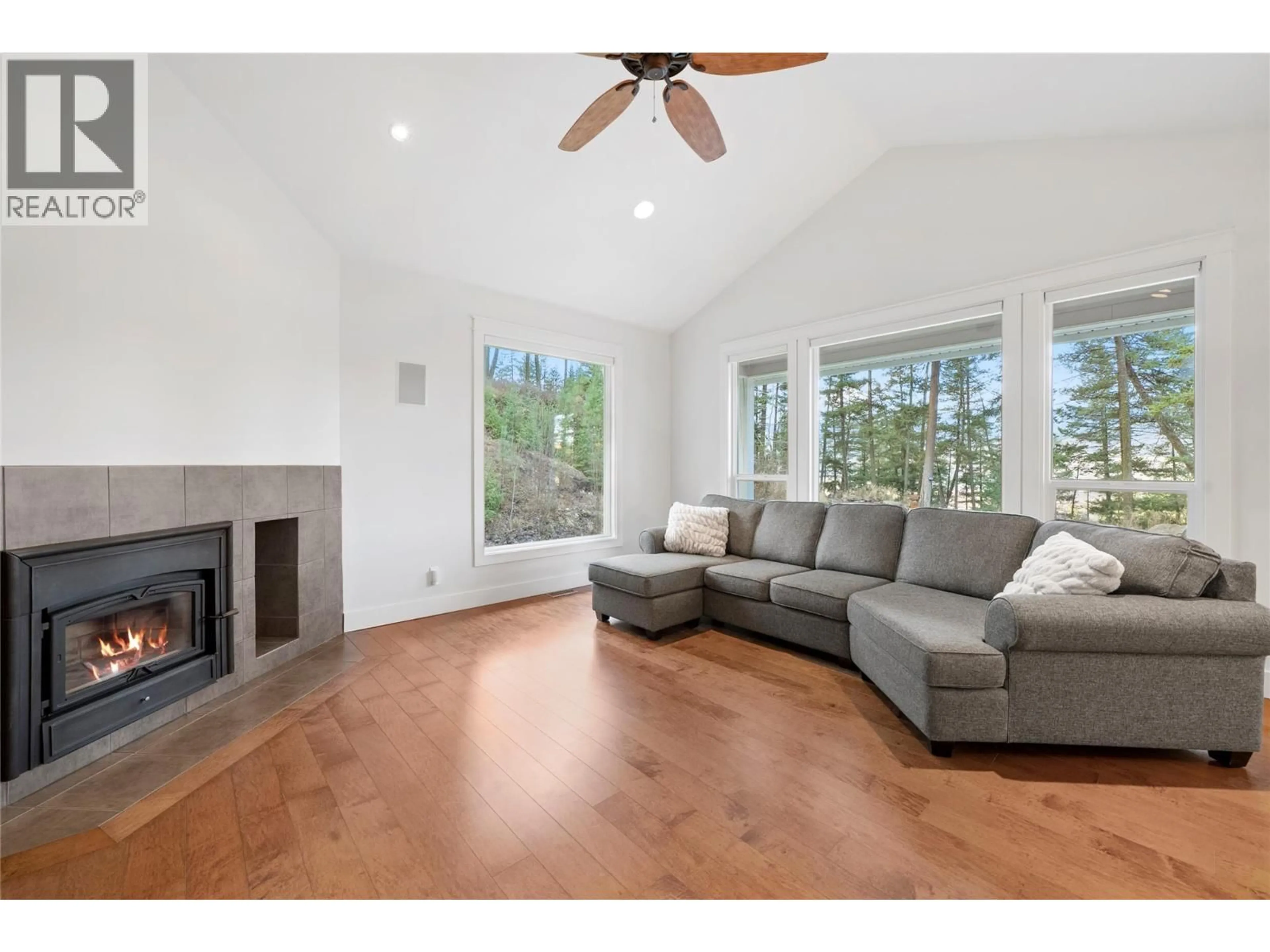 Living room with furniture, unknown for 385 RIVERWIND DRIVE, Chase British Columbia V0E1M1