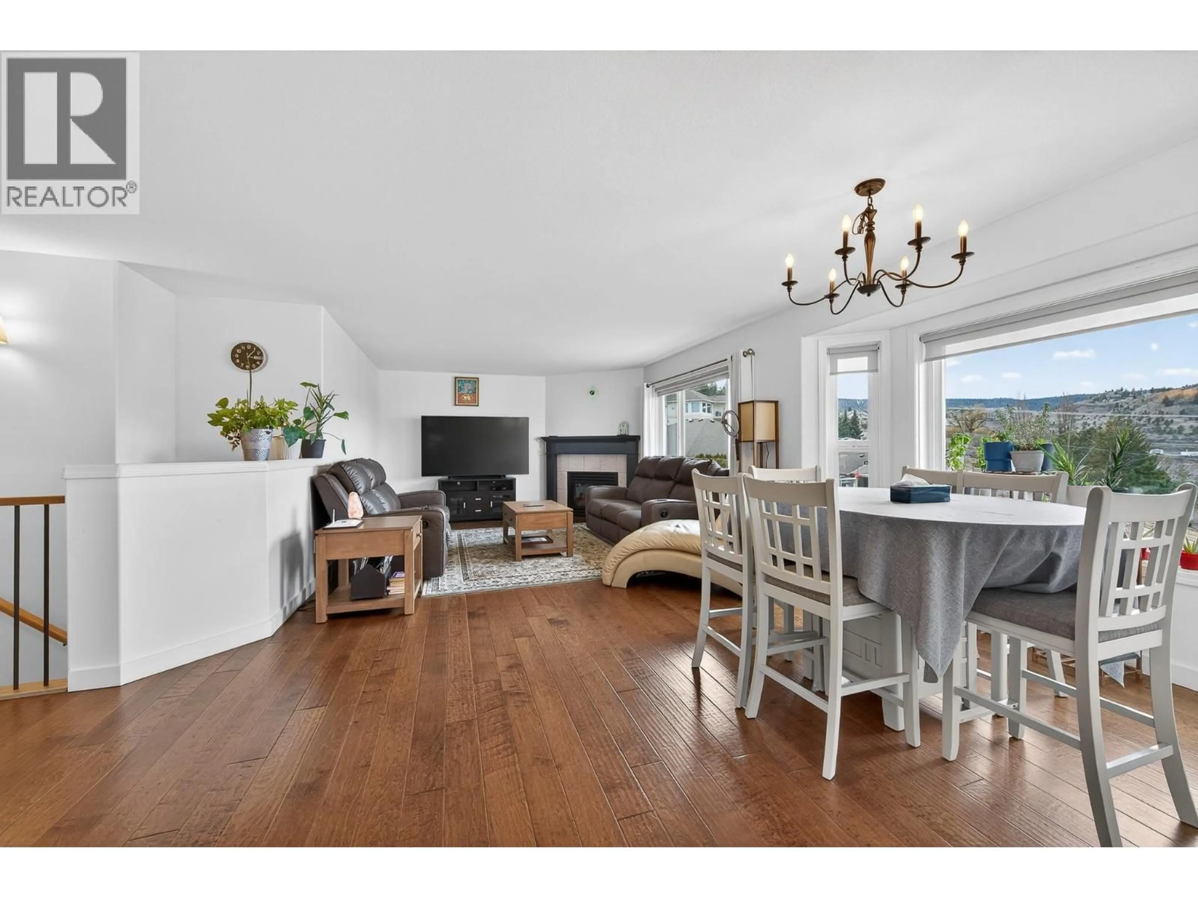 Living room with furniture, wood/laminate floor for 5 - 1575 SPRINGHILL DRIVE, Kamloops British Columbia V2C2N9