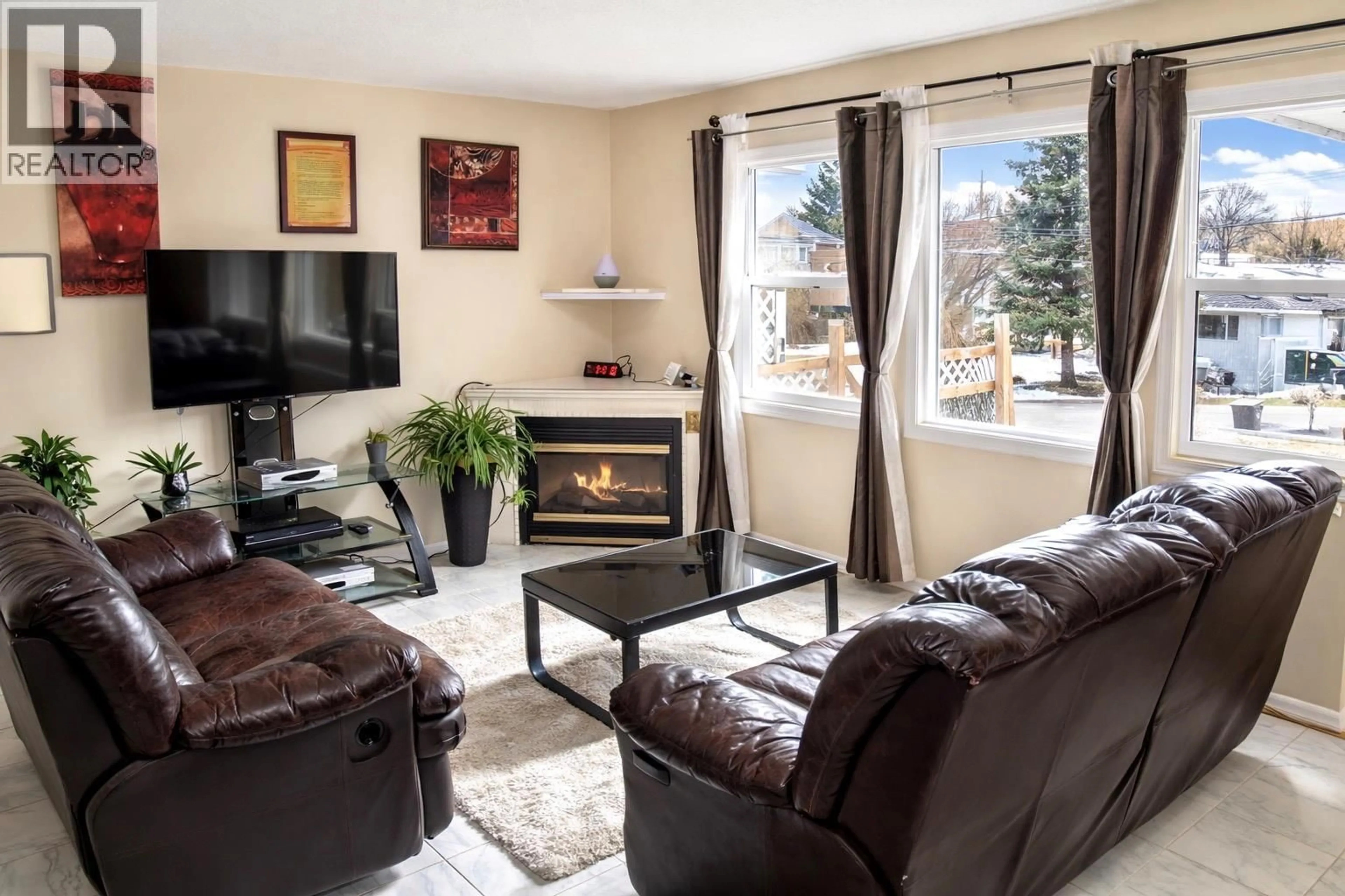 Living room with furniture, unknown for 1876 LARGE AVENUE, Kelowna British Columbia V1P1L5