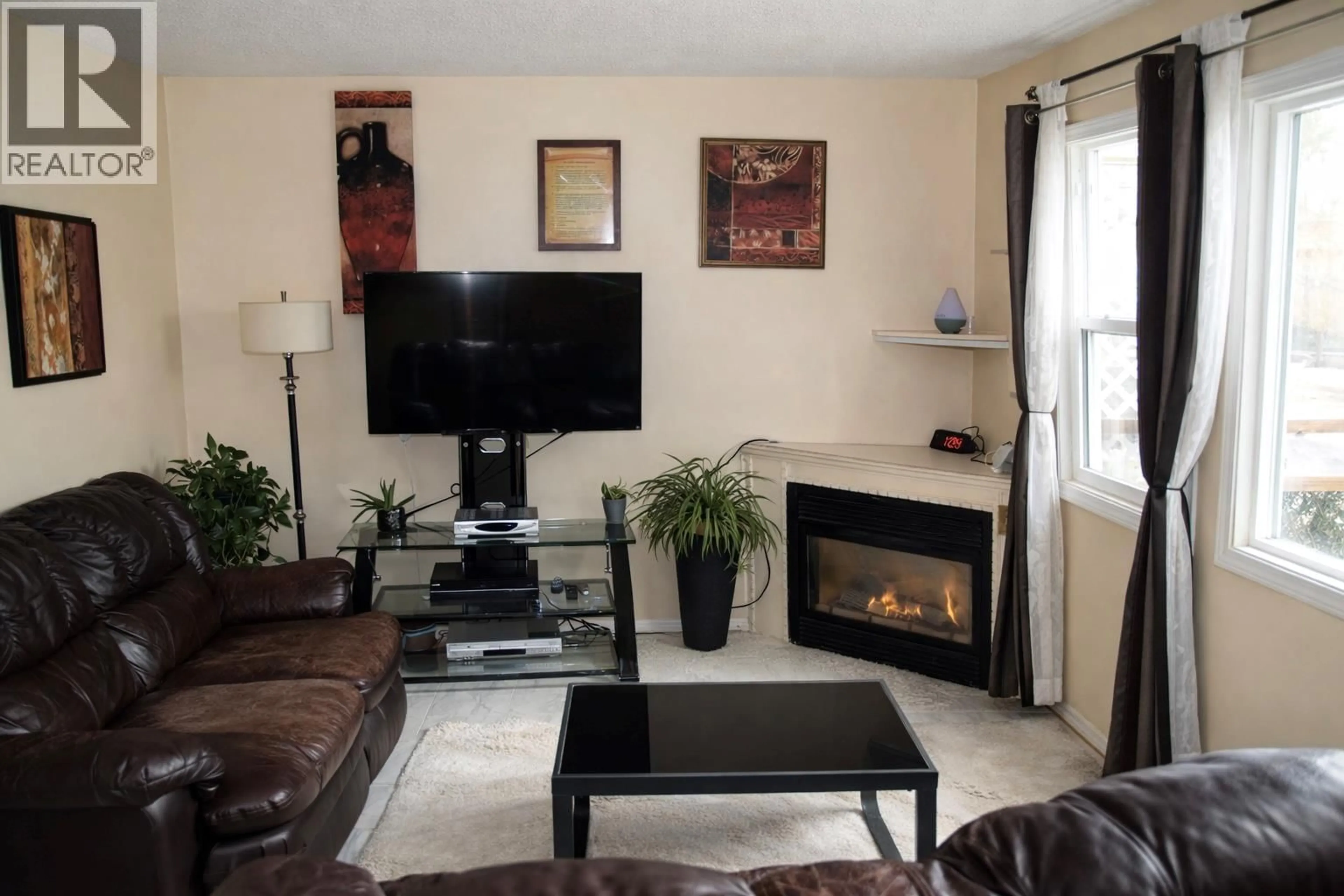 Living room with furniture, unknown for 1876 LARGE AVENUE, Kelowna British Columbia V1P1L5