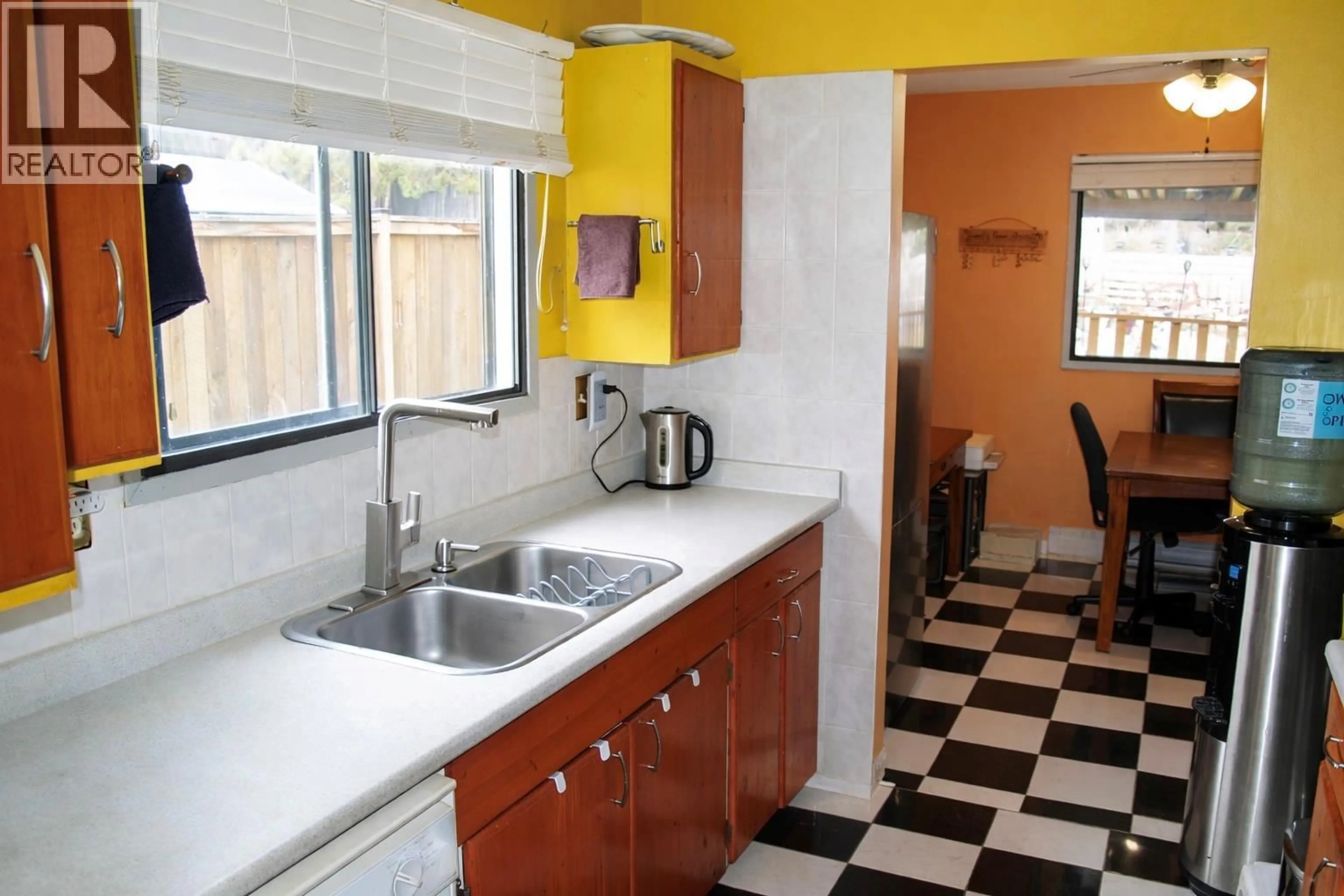 Standard kitchen, ceramic/tile floor for 1876 LARGE AVENUE, Kelowna British Columbia V1P1L5