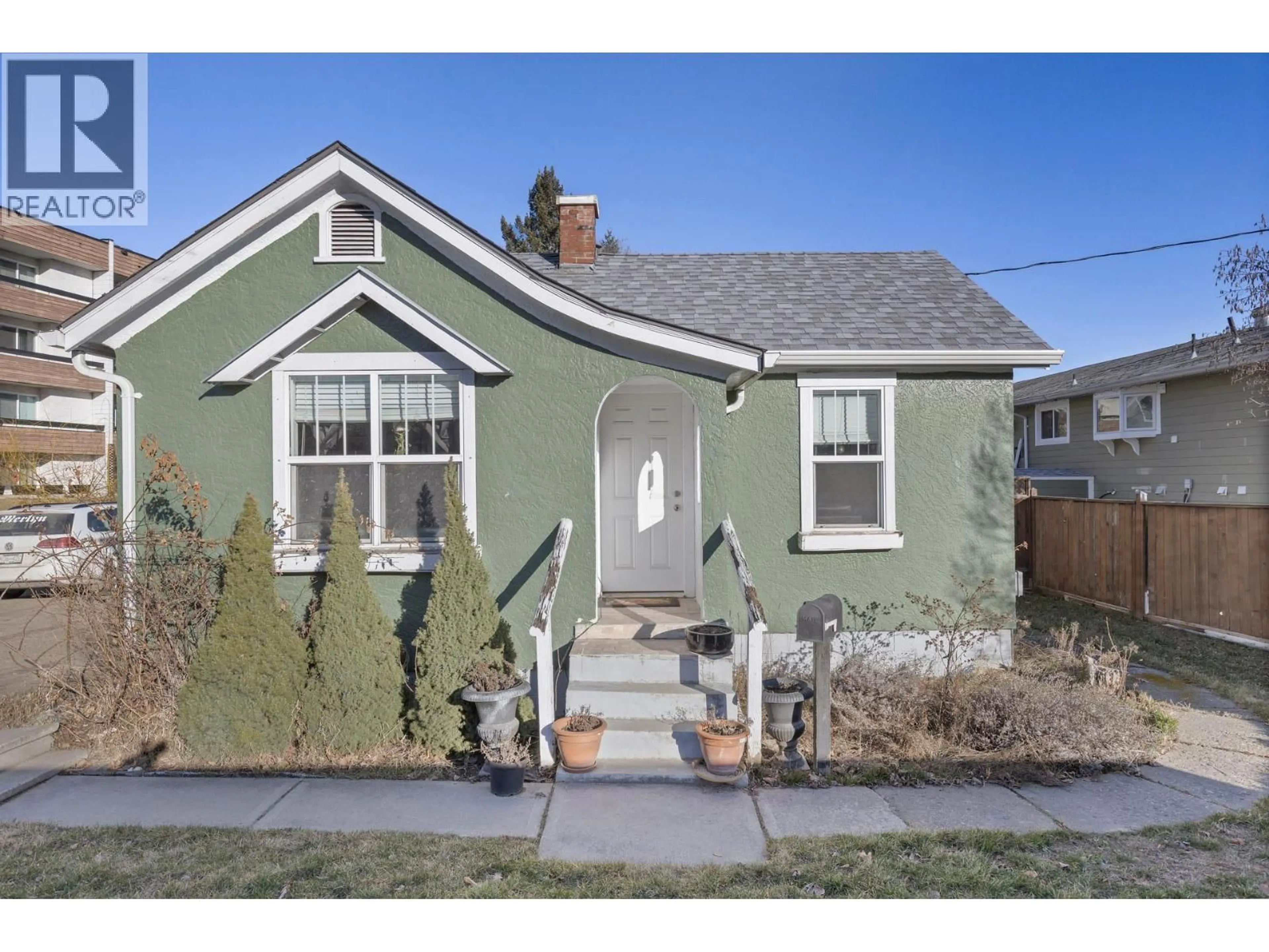 Home with vinyl exterior material, street for 1981 GORDON DRIVE, Kelowna British Columbia V1Y3J1