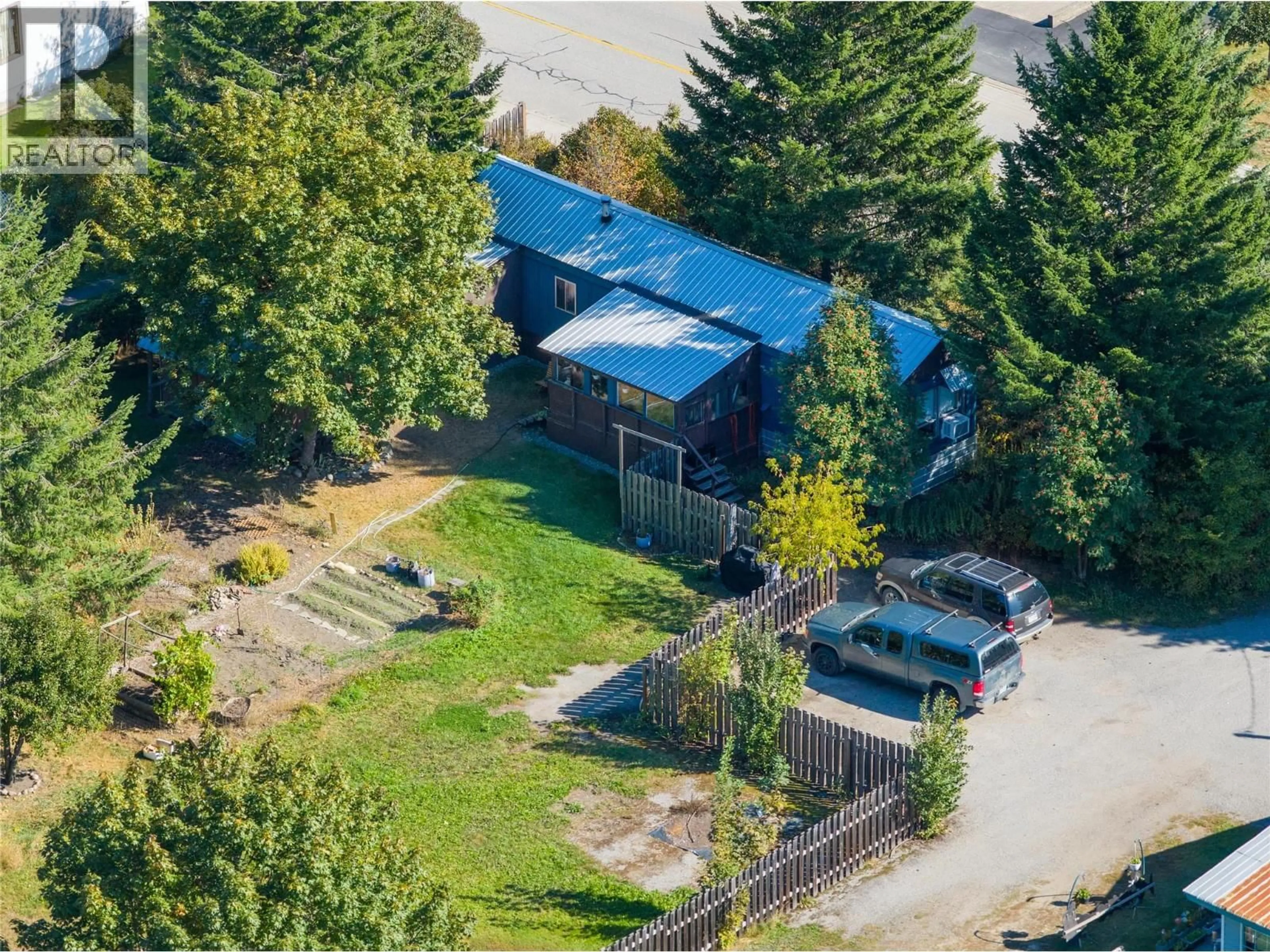 A pic from outside/outdoor area/front of a property/back of a property/a pic from drone, unknown for 413 EDWARD STREET, Revelstoke British Columbia V0E2S0