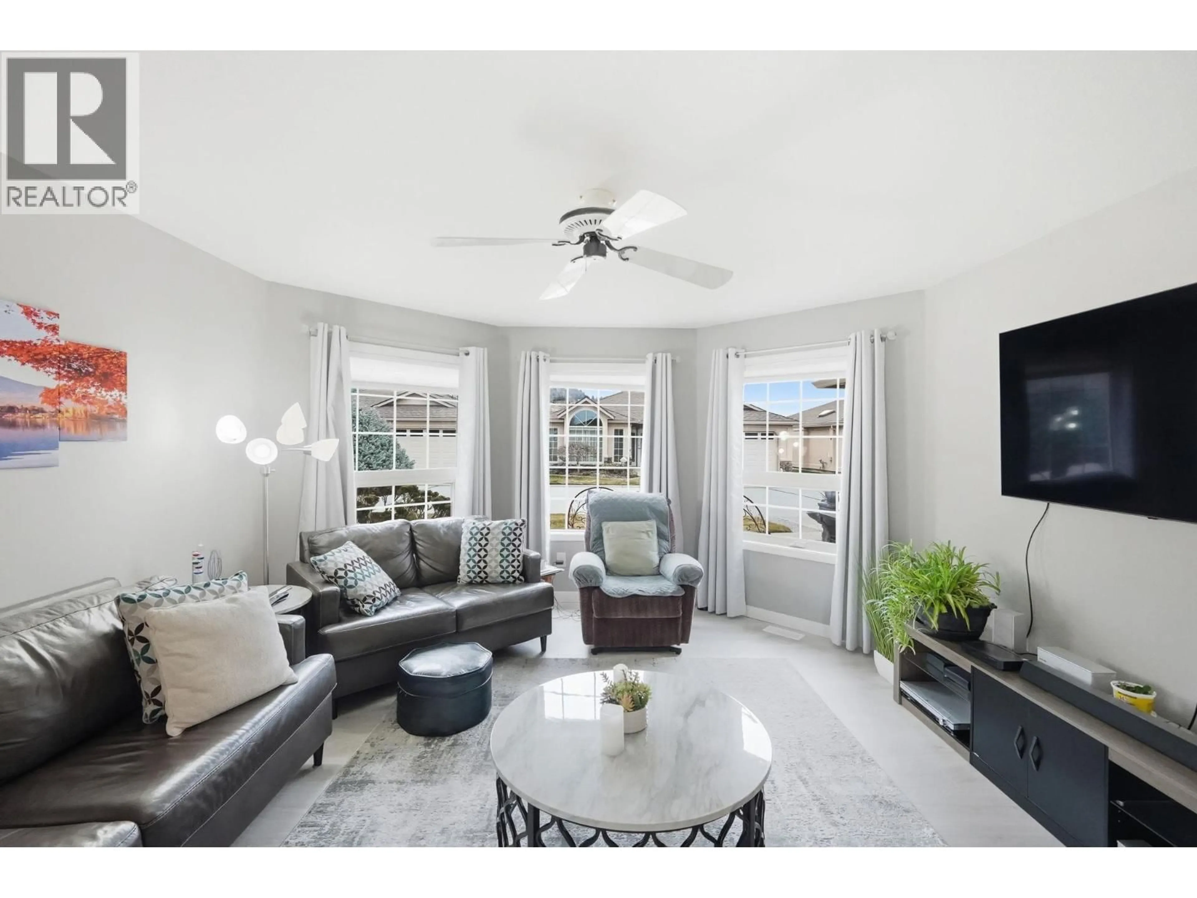 Living room with furniture, ceramic/tile floor for 122 - 3333 SOUTH MAIN STREET, Penticton British Columbia V2A8J8