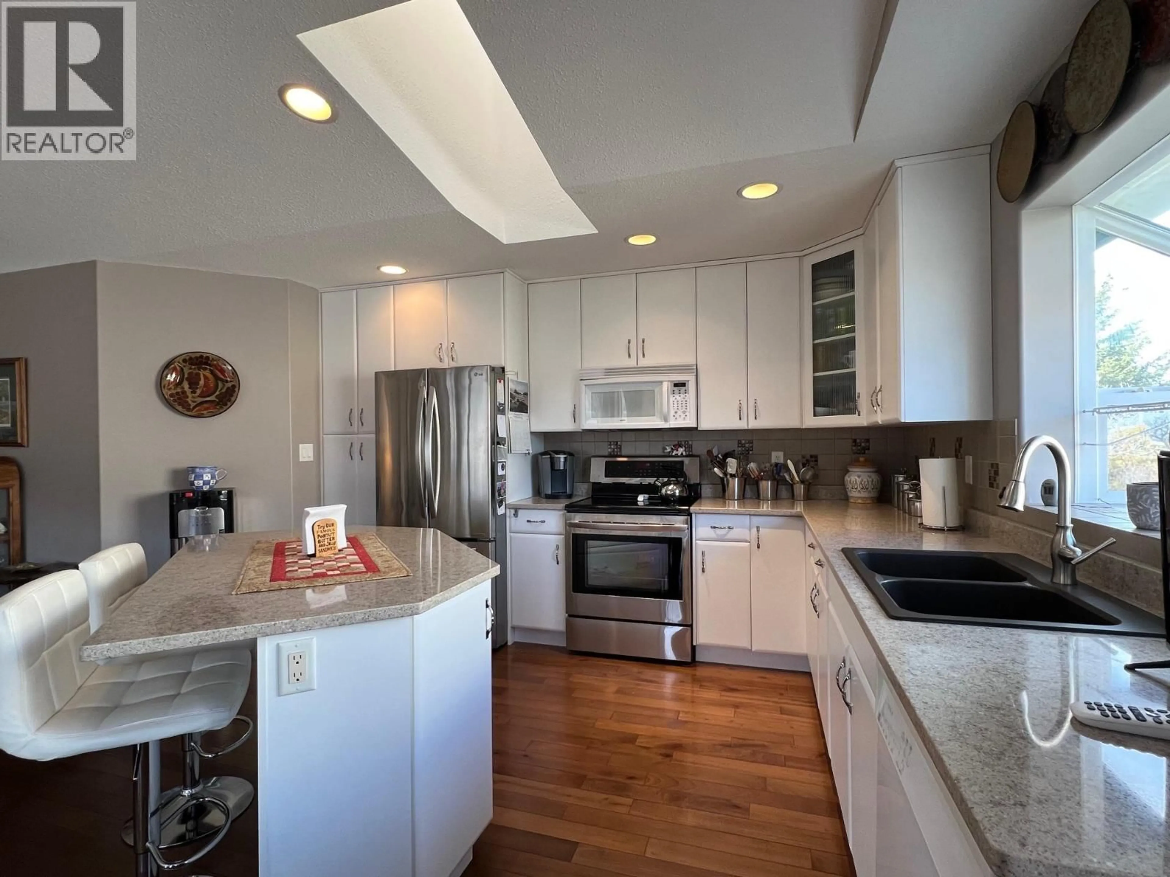 Open concept kitchen, ceramic/tile floor for 678 6TH STREET, Vernon British Columbia V1H1Z1