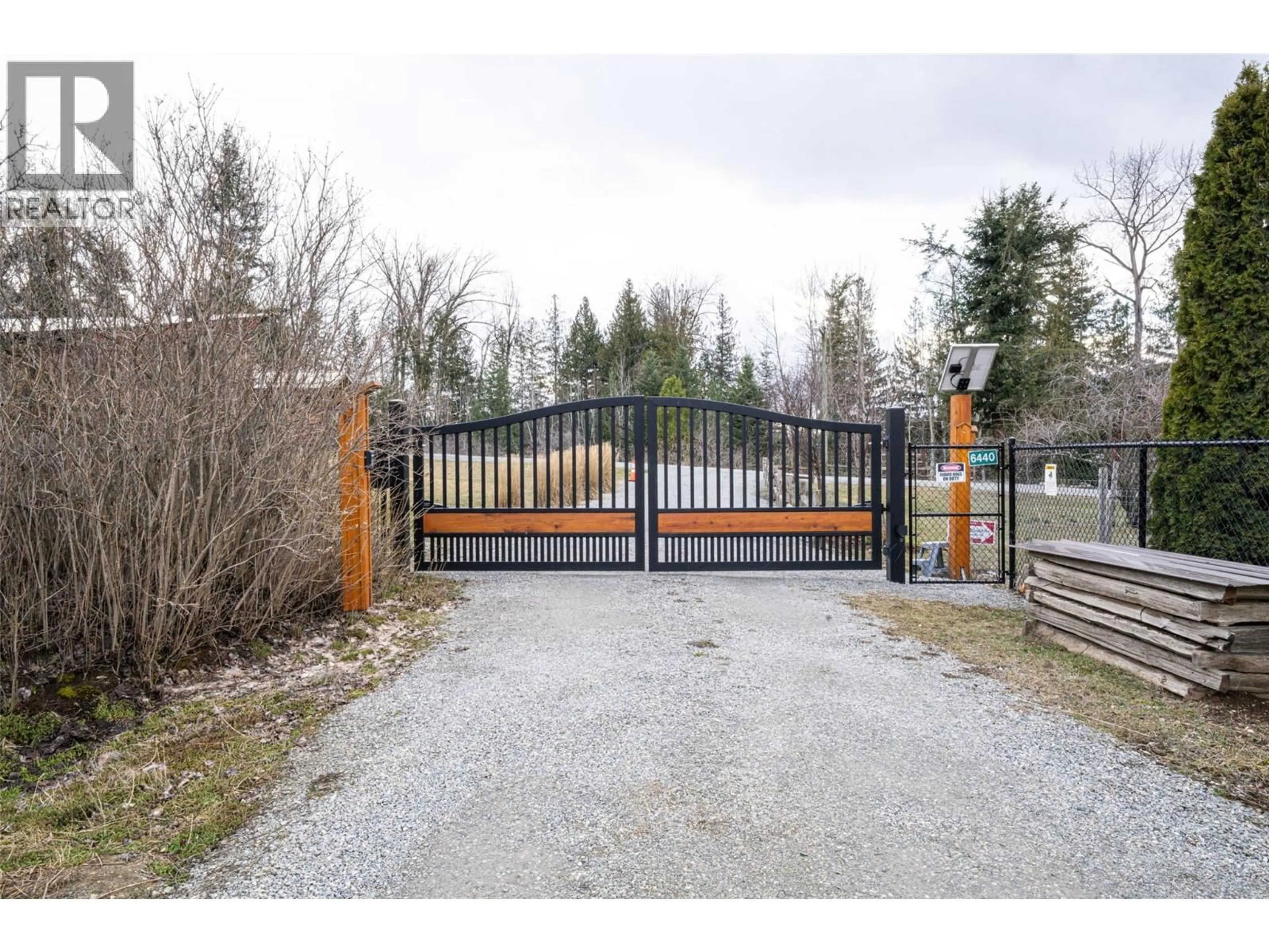 Indoor entryway for 6440 OKANAGAN AVENUE SOUTHEAST, Salmon Arm British Columbia V1E1Y2
