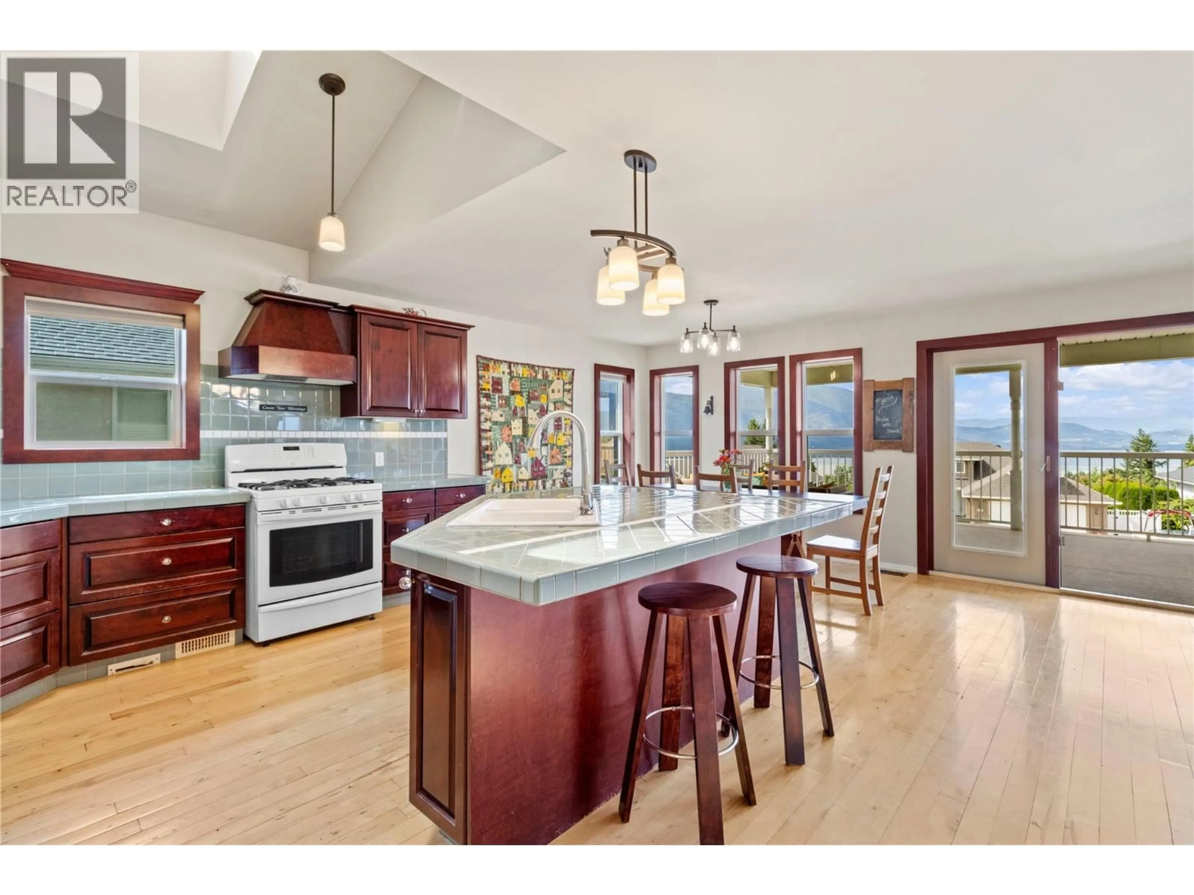 Open concept kitchen, ceramic/tile floor for 2500 4TH AVENUE SOUTHEAST, Salmon Arm British Columbia V1E1K7