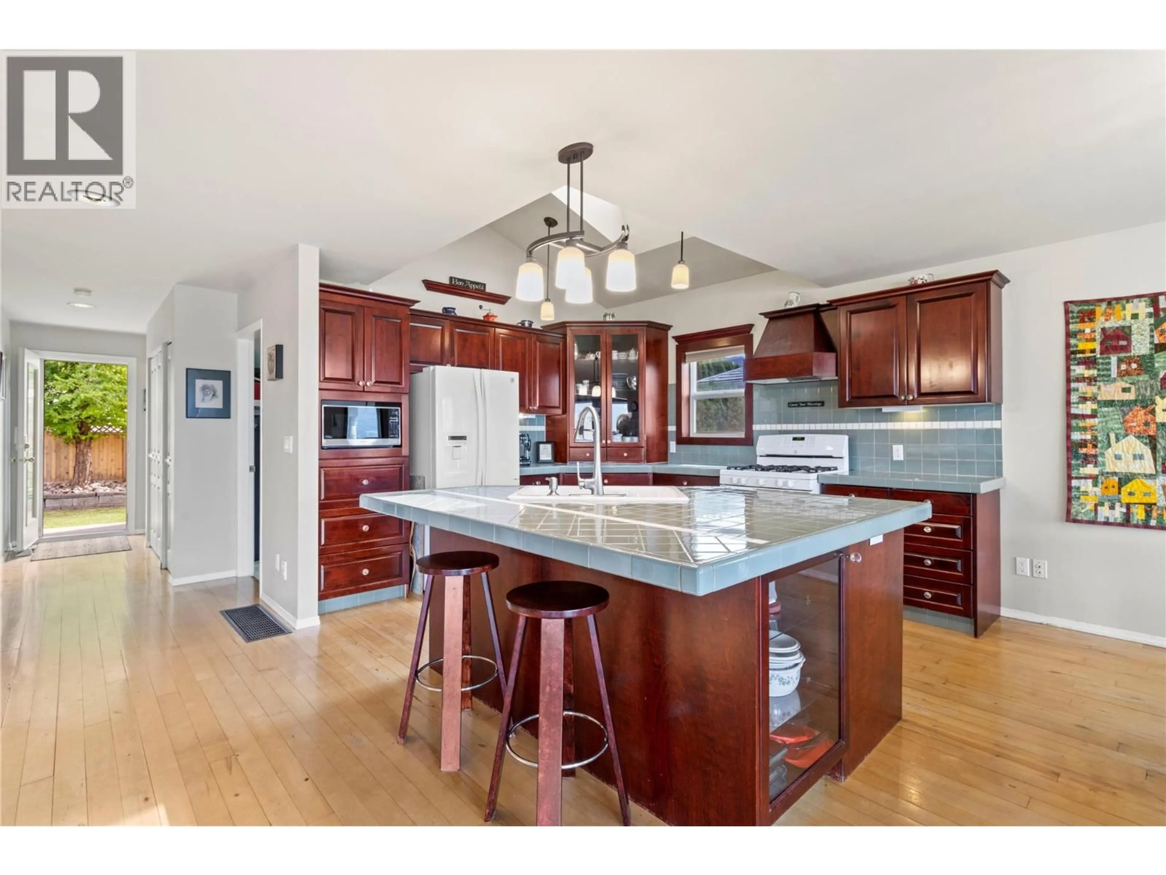 Open concept kitchen, unknown for 2500 4TH AVENUE SOUTHEAST, Salmon Arm British Columbia V1E1K7