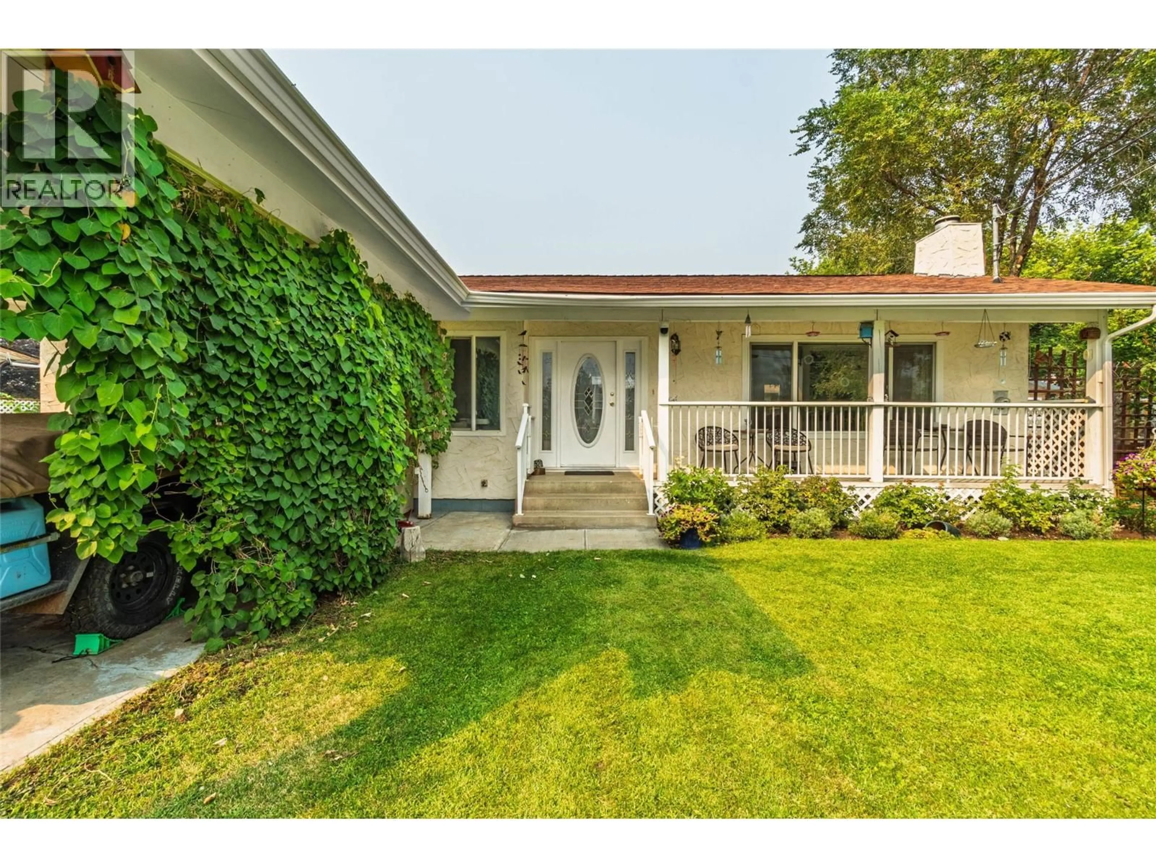 Home with vinyl exterior material, street for 520 3RD AVENUE, Keremeos British Columbia V0X1N2