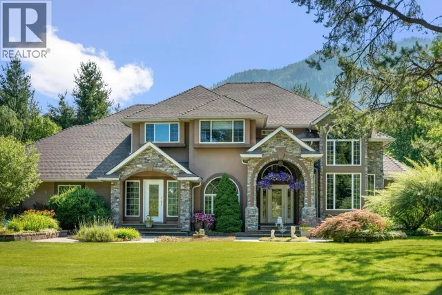 880 WATERLOO ROAD, Castlegar