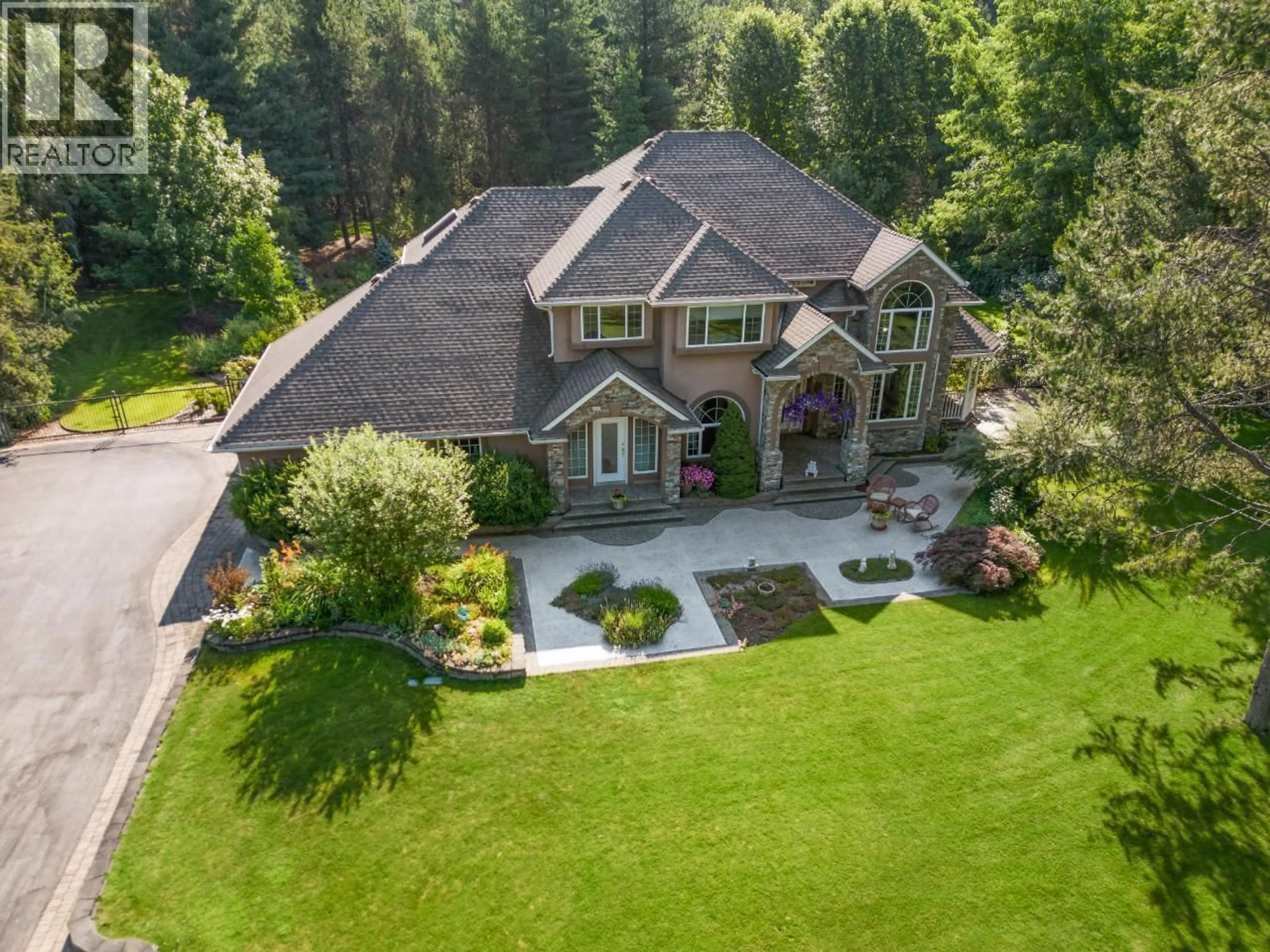 A pic from outside/outdoor area/front of a property/back of a property/a pic from drone, unknown for 880 WATERLOO ROAD, Castlegar British Columbia V1N4K8