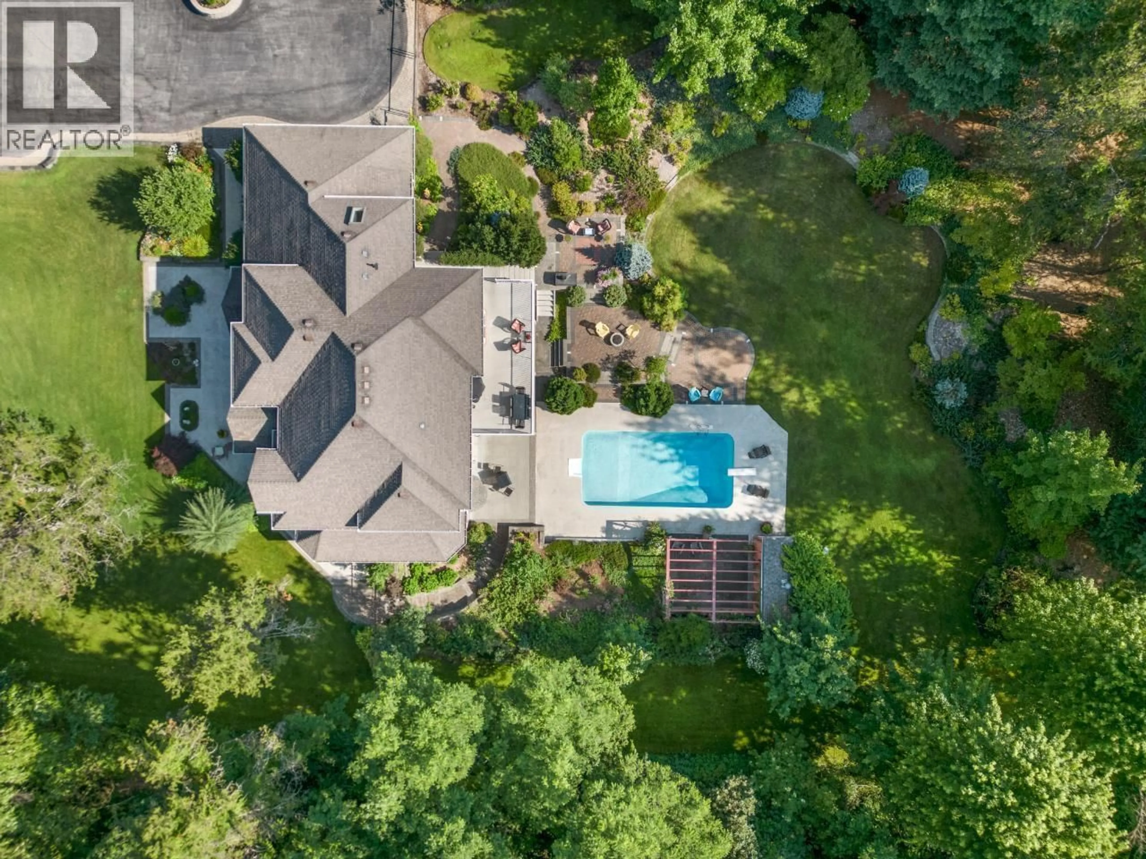 A pic from outside/outdoor area/front of a property/back of a property/a pic from drone, unknown for 880 WATERLOO ROAD, Castlegar British Columbia V1N4K8