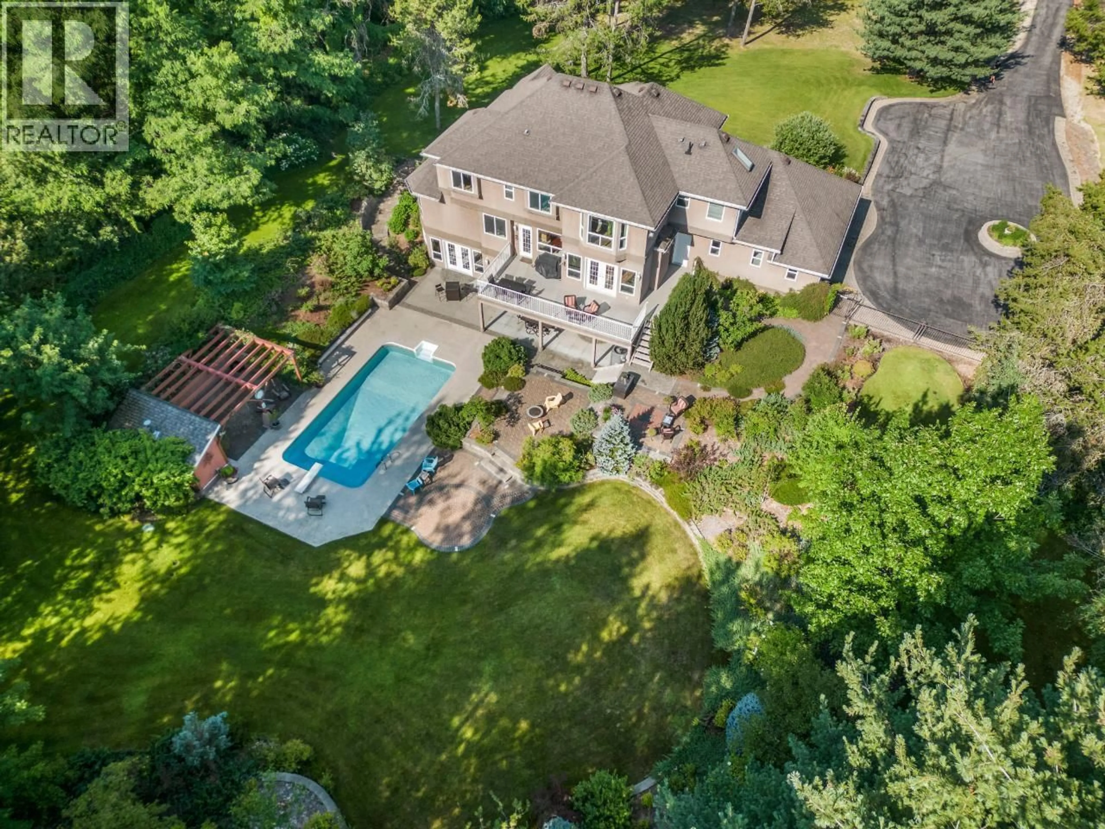 A pic from outside/outdoor area/front of a property/back of a property/a pic from drone, unknown for 880 WATERLOO ROAD, Castlegar British Columbia V1N4K8