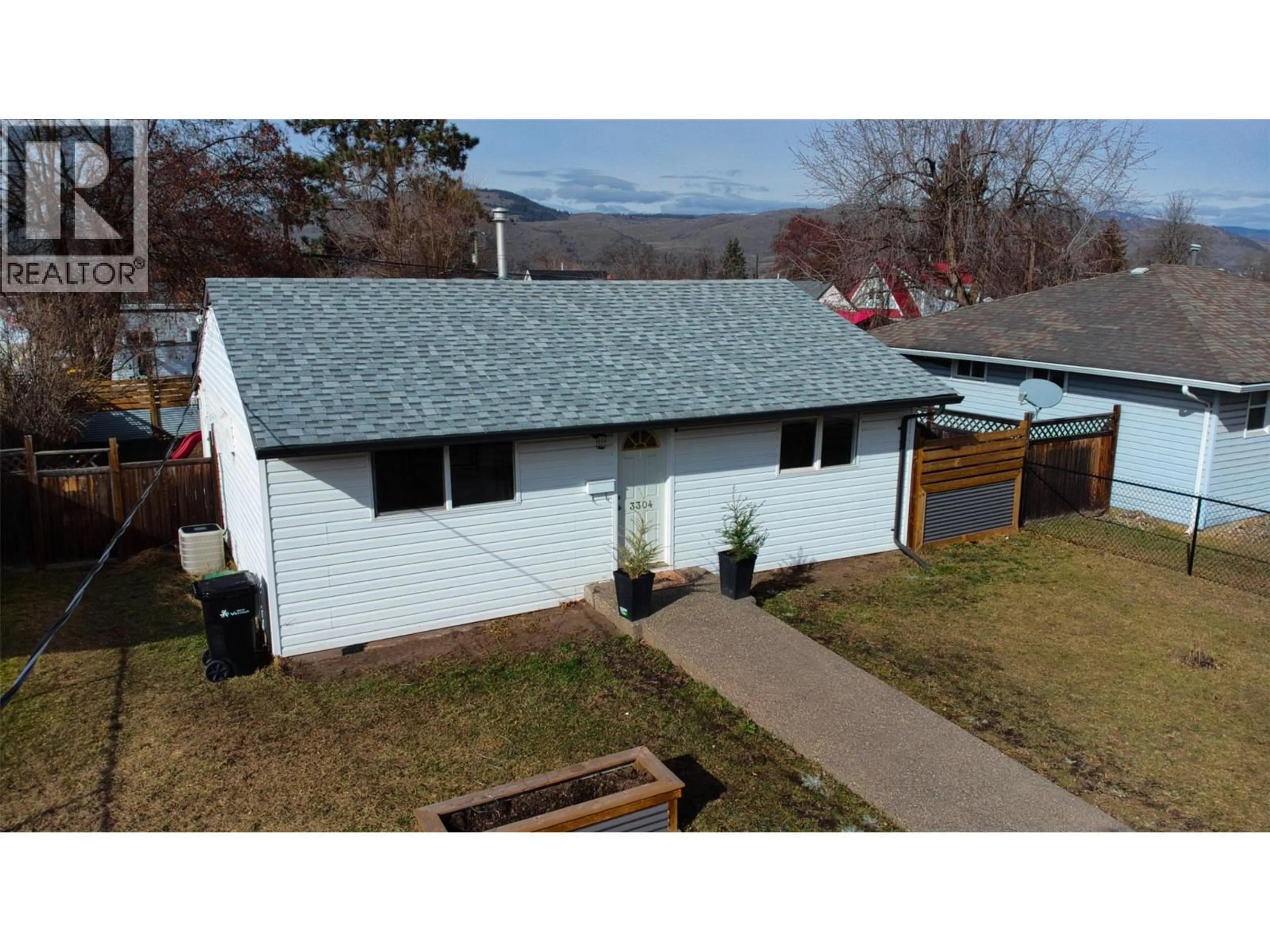 A pic from outside/outdoor area/front of a property/back of a property/a pic from drone, unknown for 3304 16 STREET, Vernon British Columbia V1T3X4