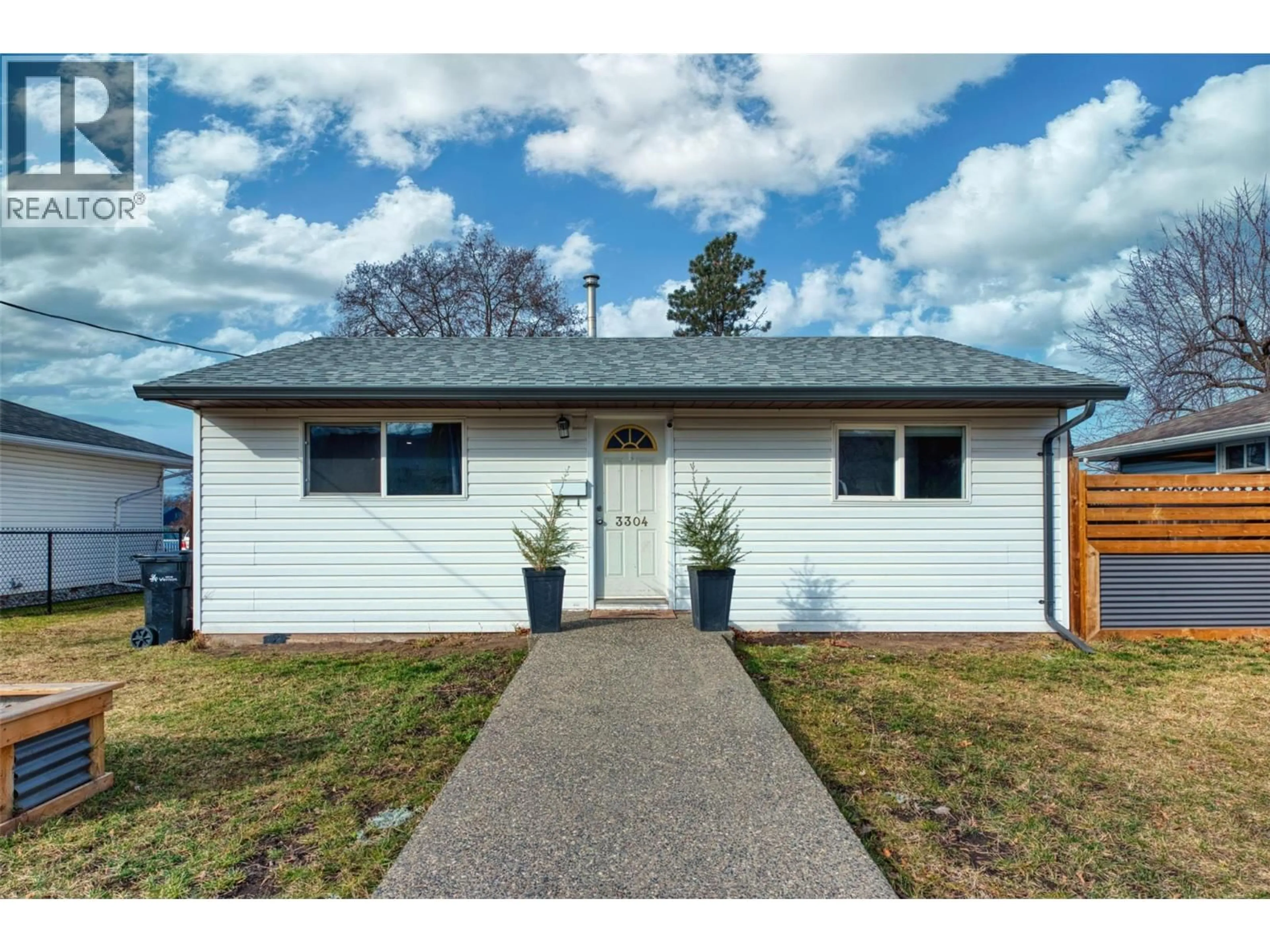 Home with vinyl exterior material, street for 3304 16 STREET, Vernon British Columbia V1T3X4