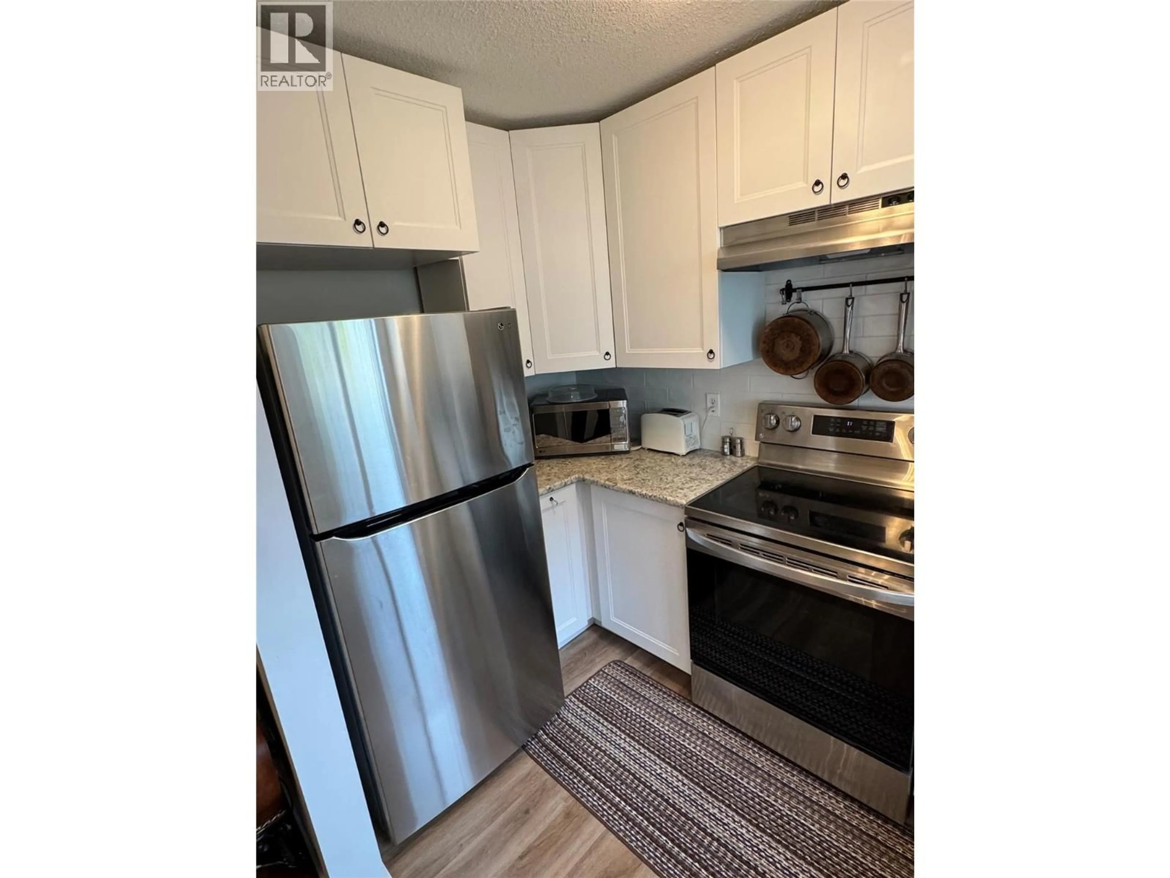 Standard kitchen, wood/laminate floor for 403 - 1451 1 AVENUE NORTHEAST, Salmon Arm British Columbia V1E1N8