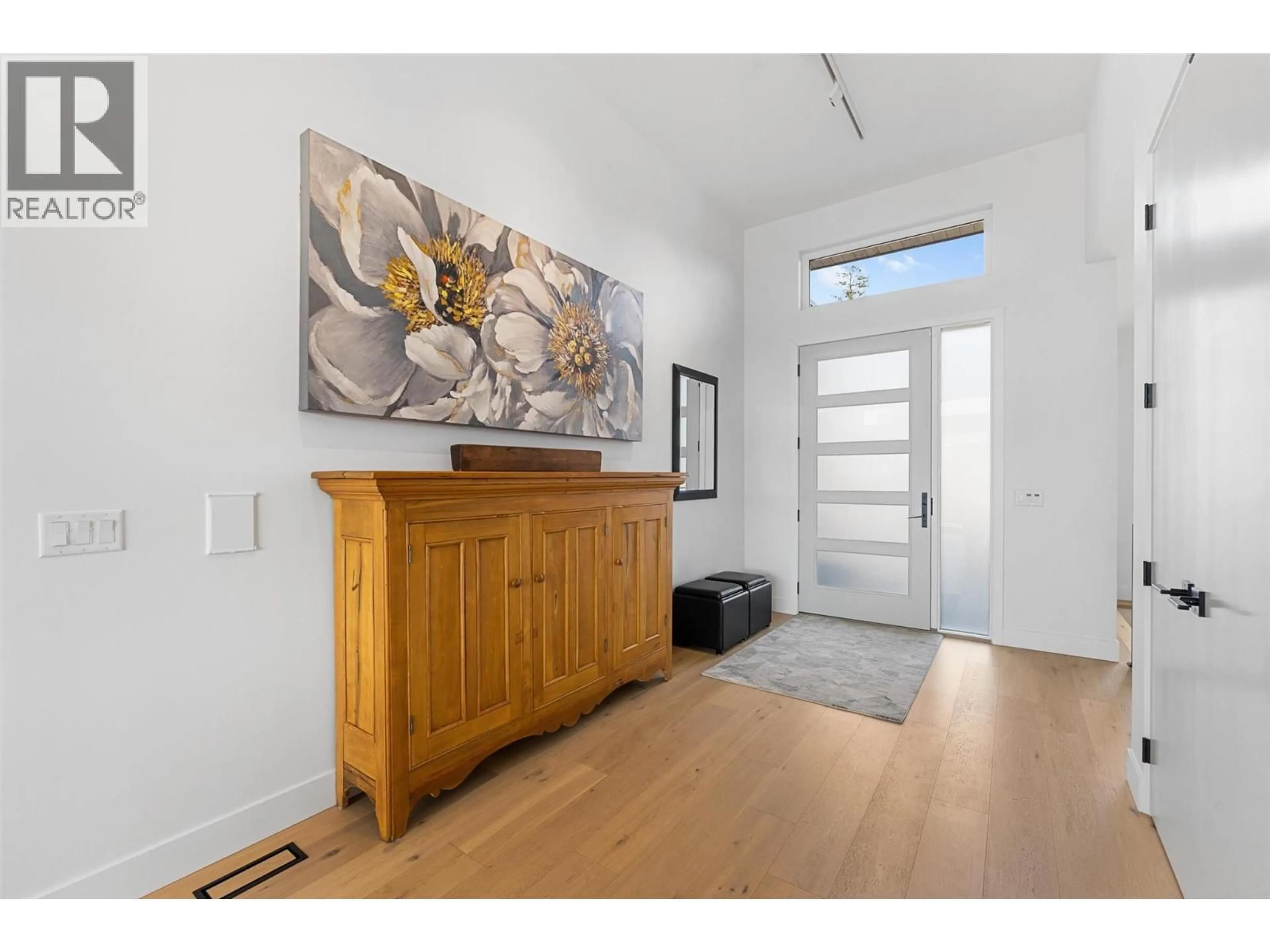 Indoor entryway for 861 BOYNTON PLACE, Kelowna British Columbia V1V2Y1