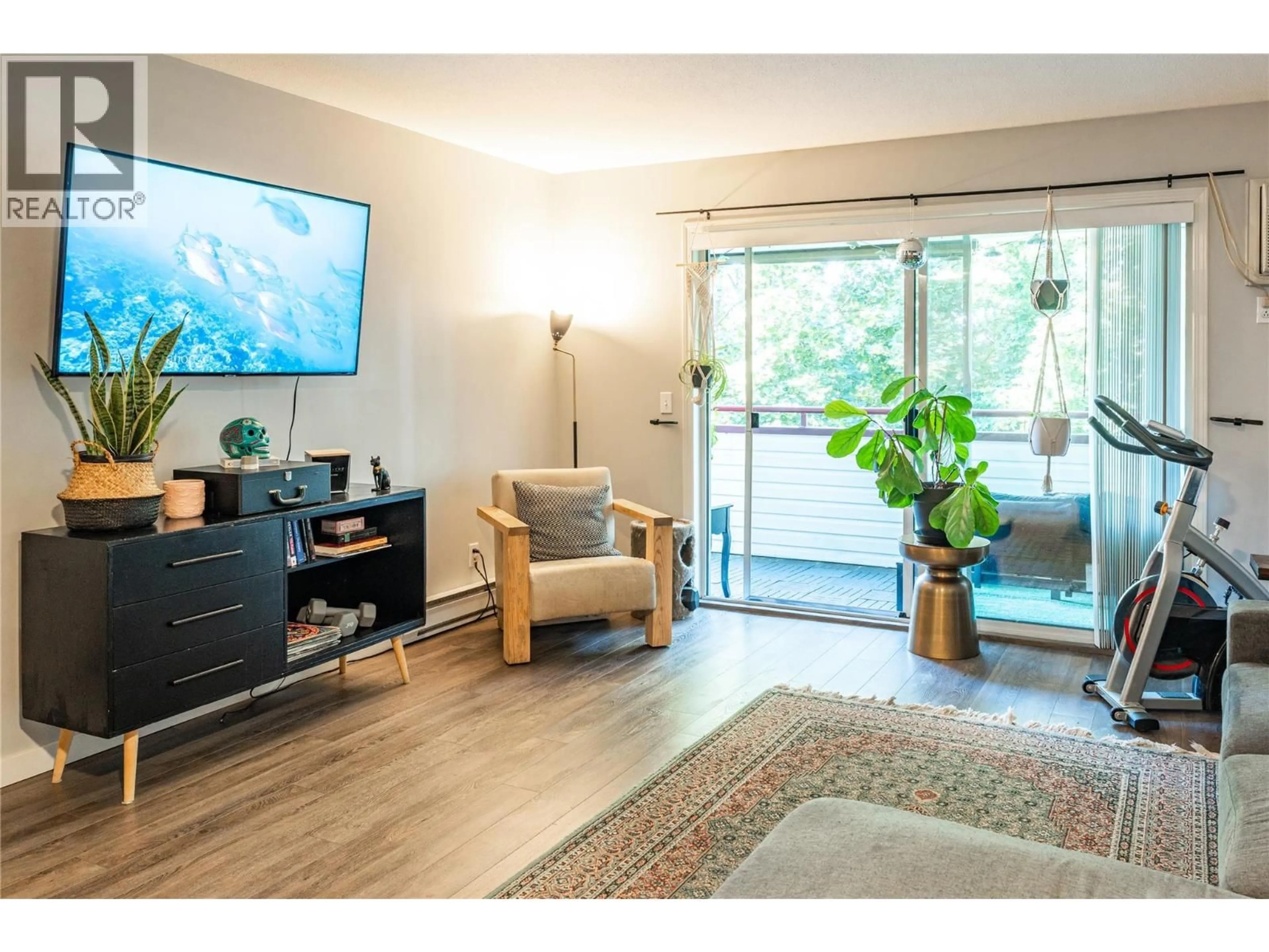 Living room with furniture, wood/laminate floor for 304 - 240 HOLLYWOOD ROAD NORTH, Kelowna British Columbia V1X6Y9