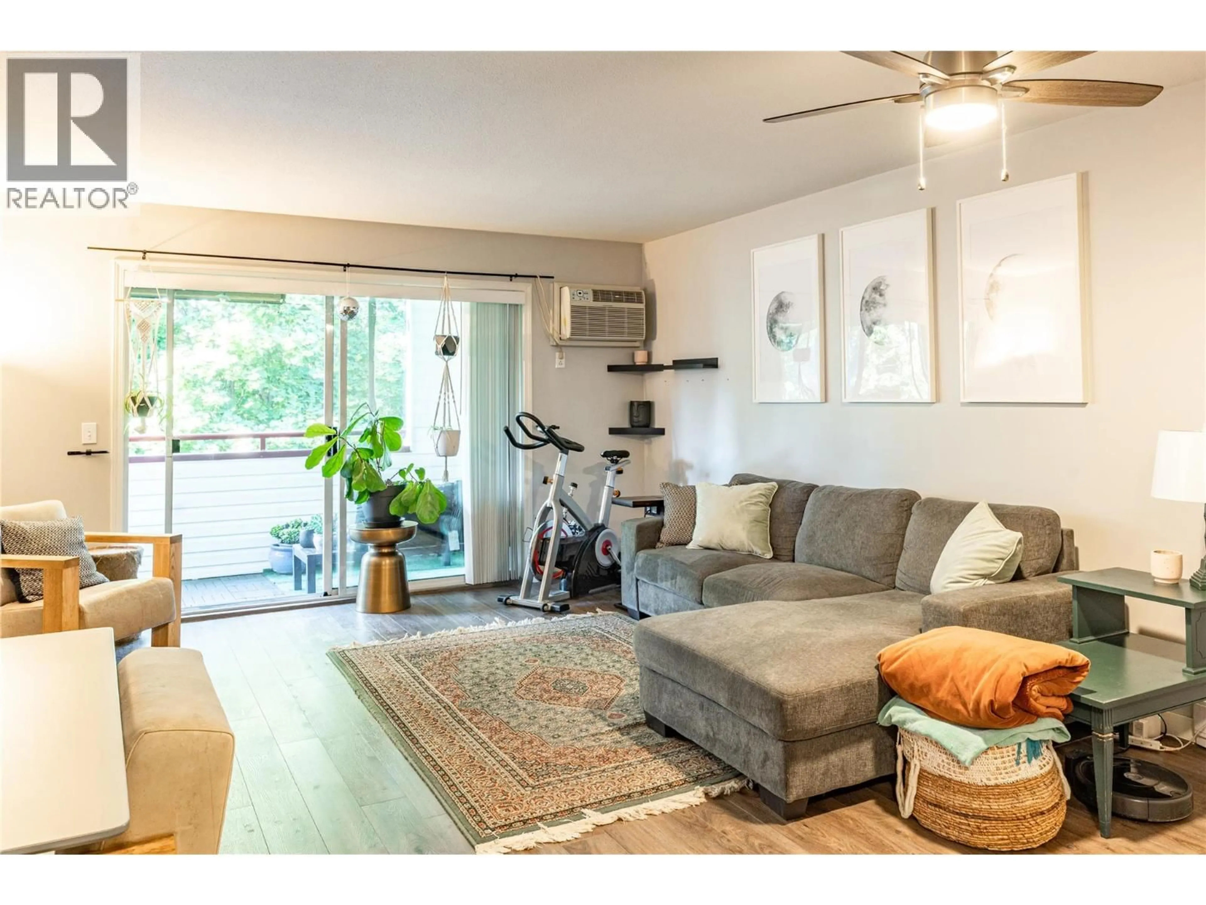 Living room with furniture, wood/laminate floor for 304 - 240 HOLLYWOOD ROAD NORTH, Kelowna British Columbia V1X6Y9