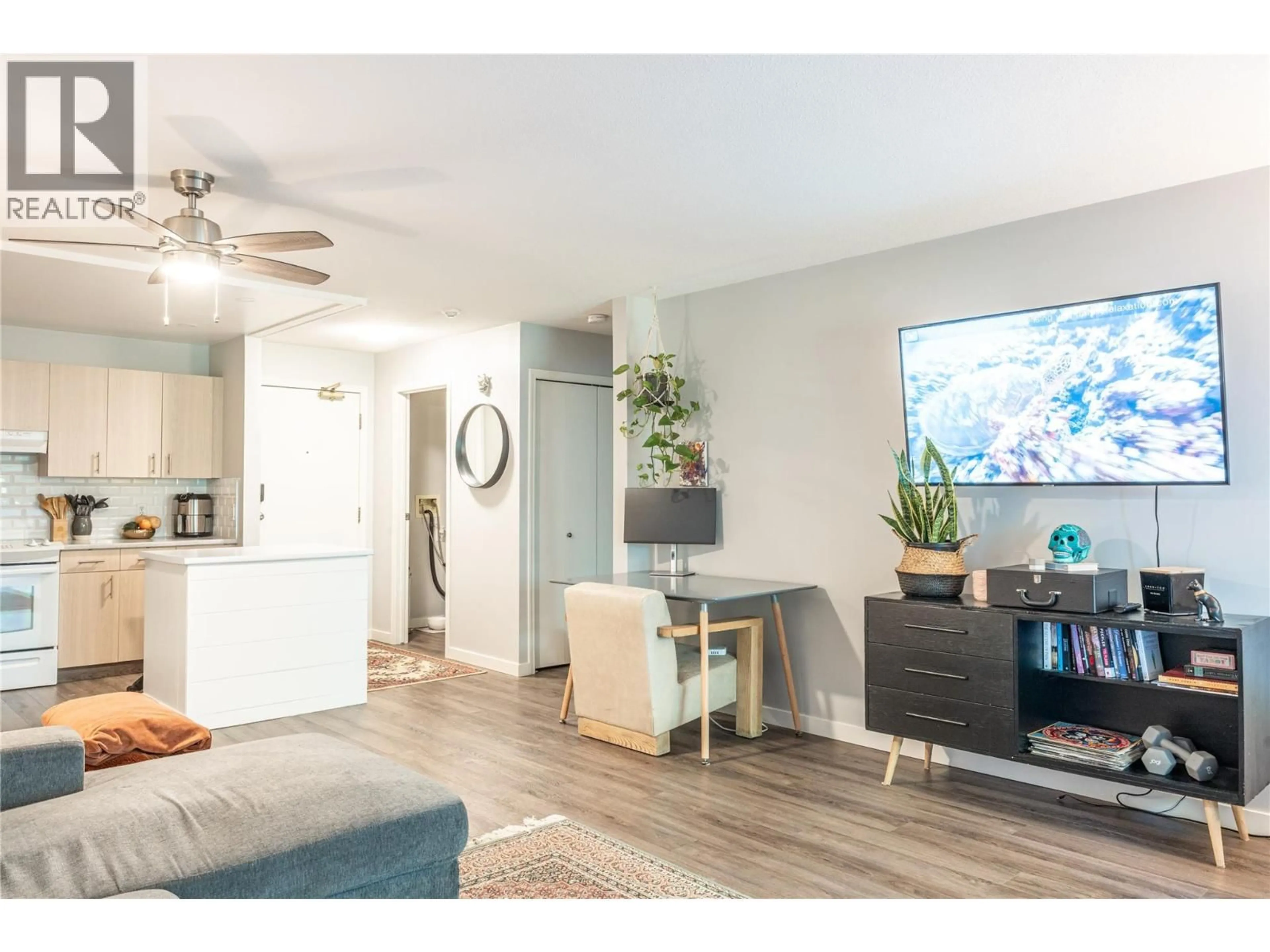 Living room with furniture, wood/laminate floor for 304 - 240 HOLLYWOOD ROAD NORTH, Kelowna British Columbia V1X6Y9