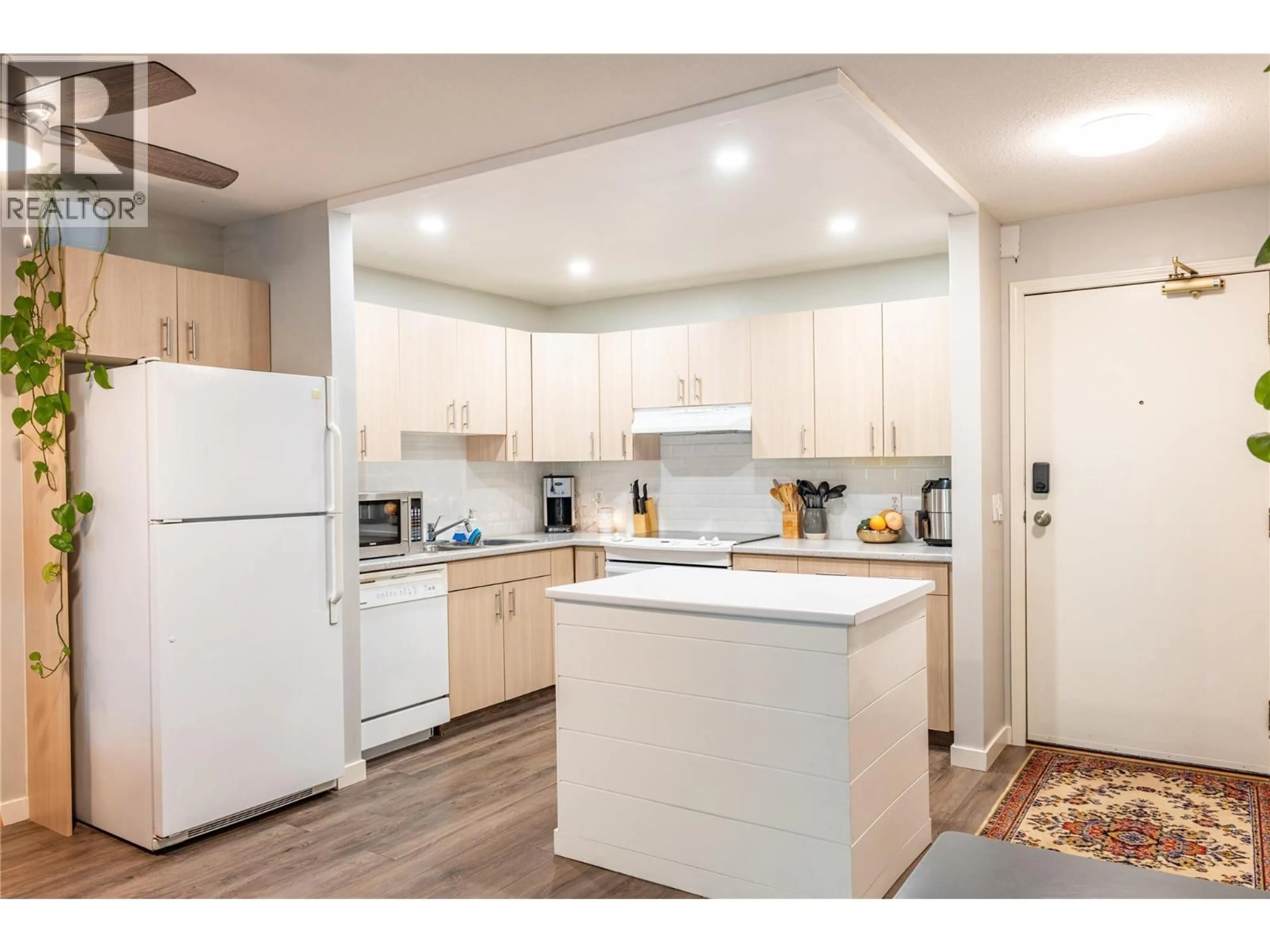Standard kitchen, wood/laminate floor for 304 - 240 HOLLYWOOD ROAD NORTH, Kelowna British Columbia V1X6Y9