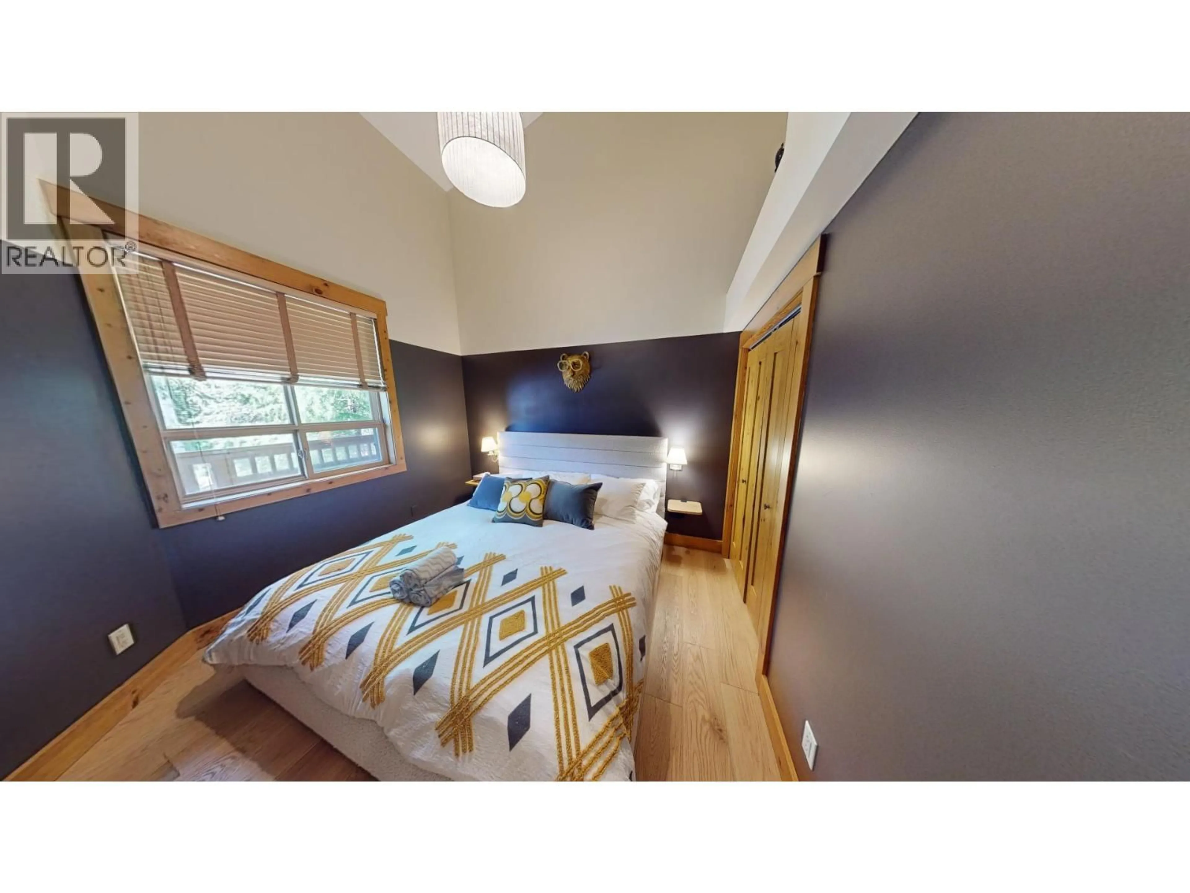 Bedroom with bed, wood/laminate floor for 442 - 4559 TIMBERLINE CRESCENT, Fernie British Columbia V0B1M6