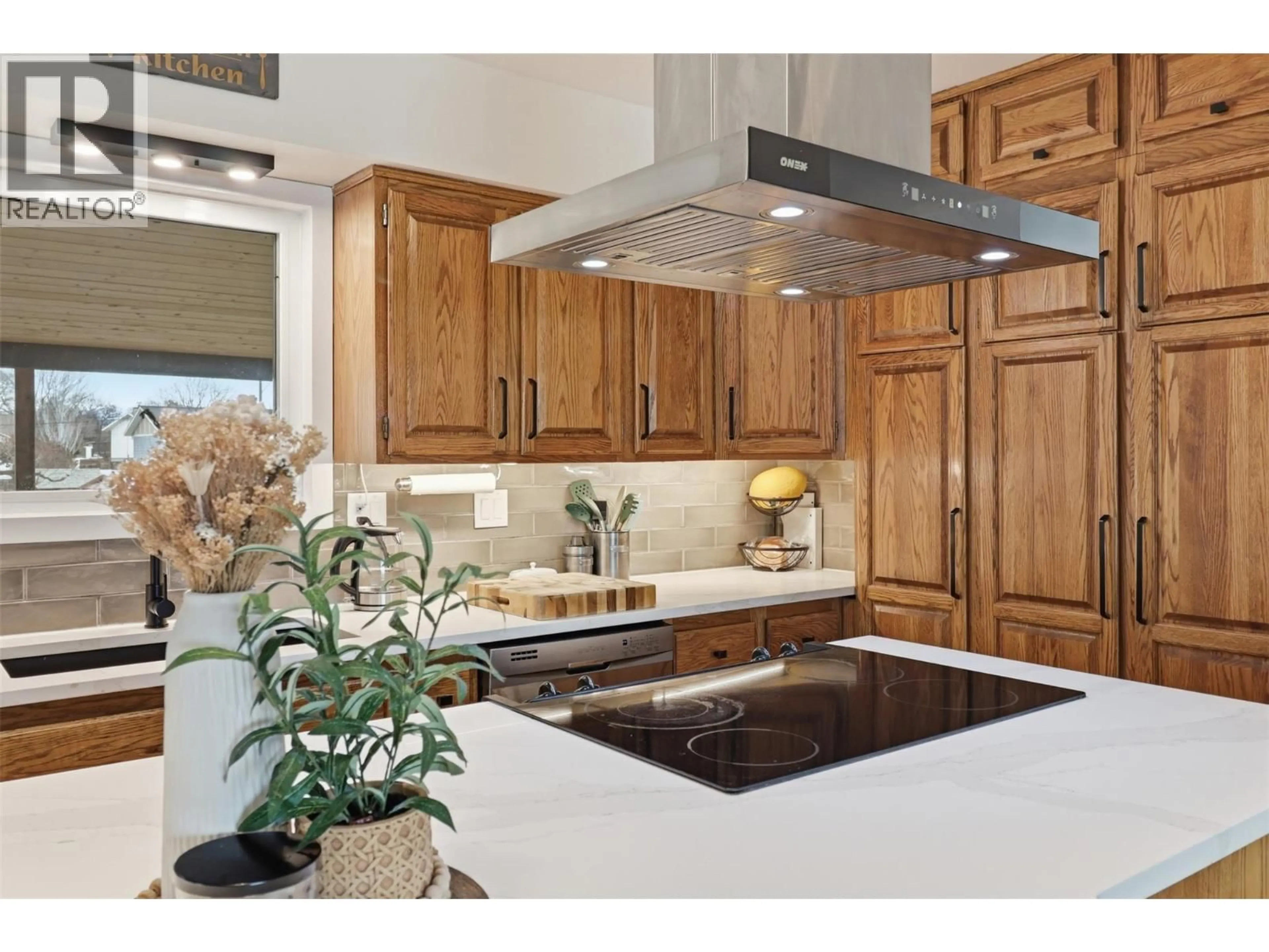 Contemporary kitchen, unknown for 126 PARLOW ROAD, Kamloops British Columbia V2C4Z8