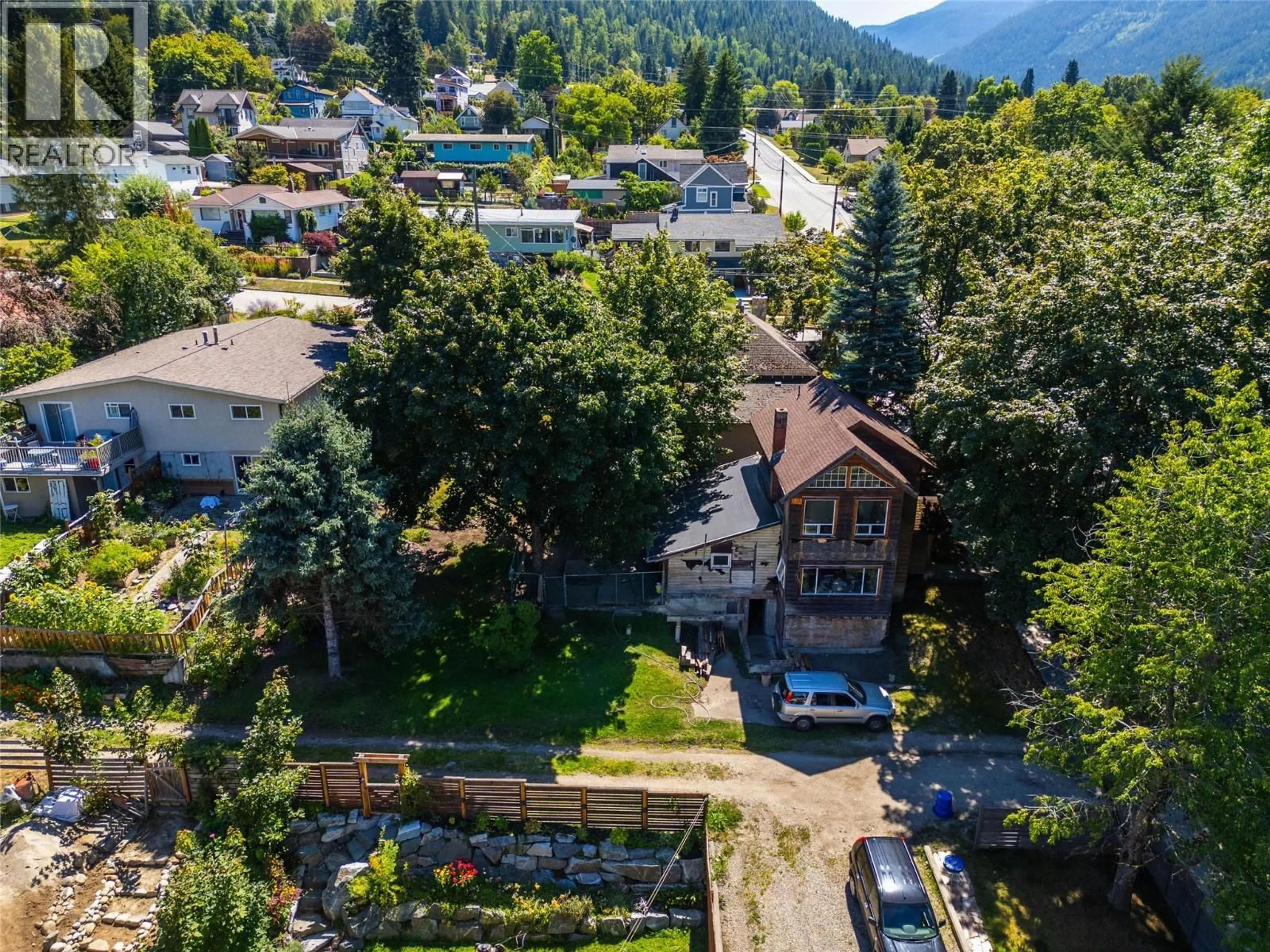 A pic from outside/outdoor area/front of a property/back of a property/a pic from drone, mountain view for 1417 STANLEY STREET, Nelson British Columbia V1L1R2