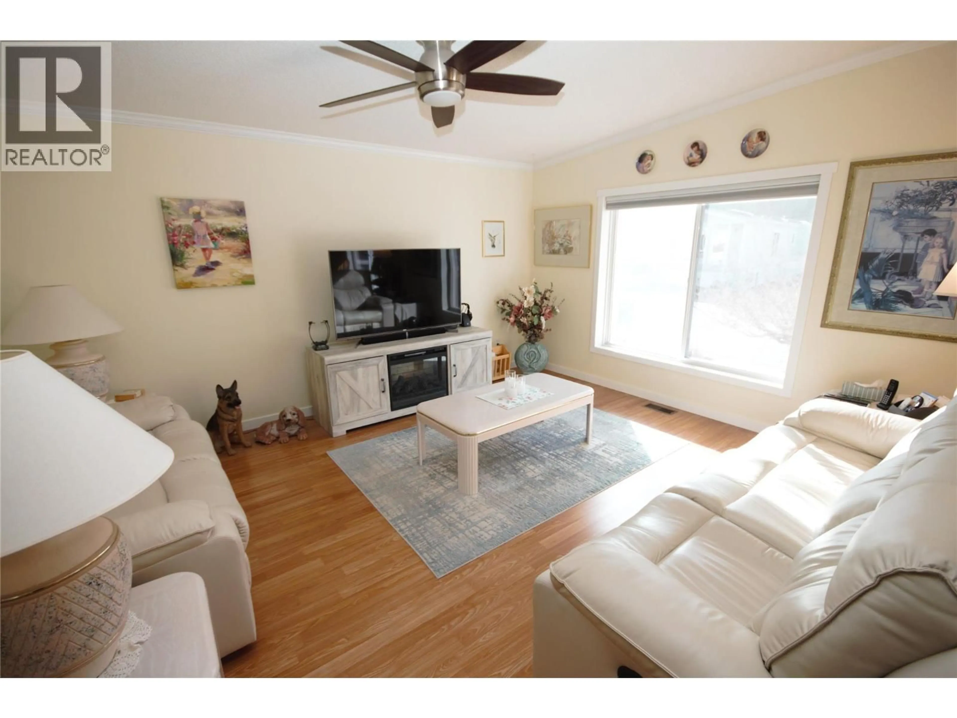 Living room with furniture, wood/laminate floor for 6 - 8598 97 HIGHWAY, Oliver British Columbia V0H1T2