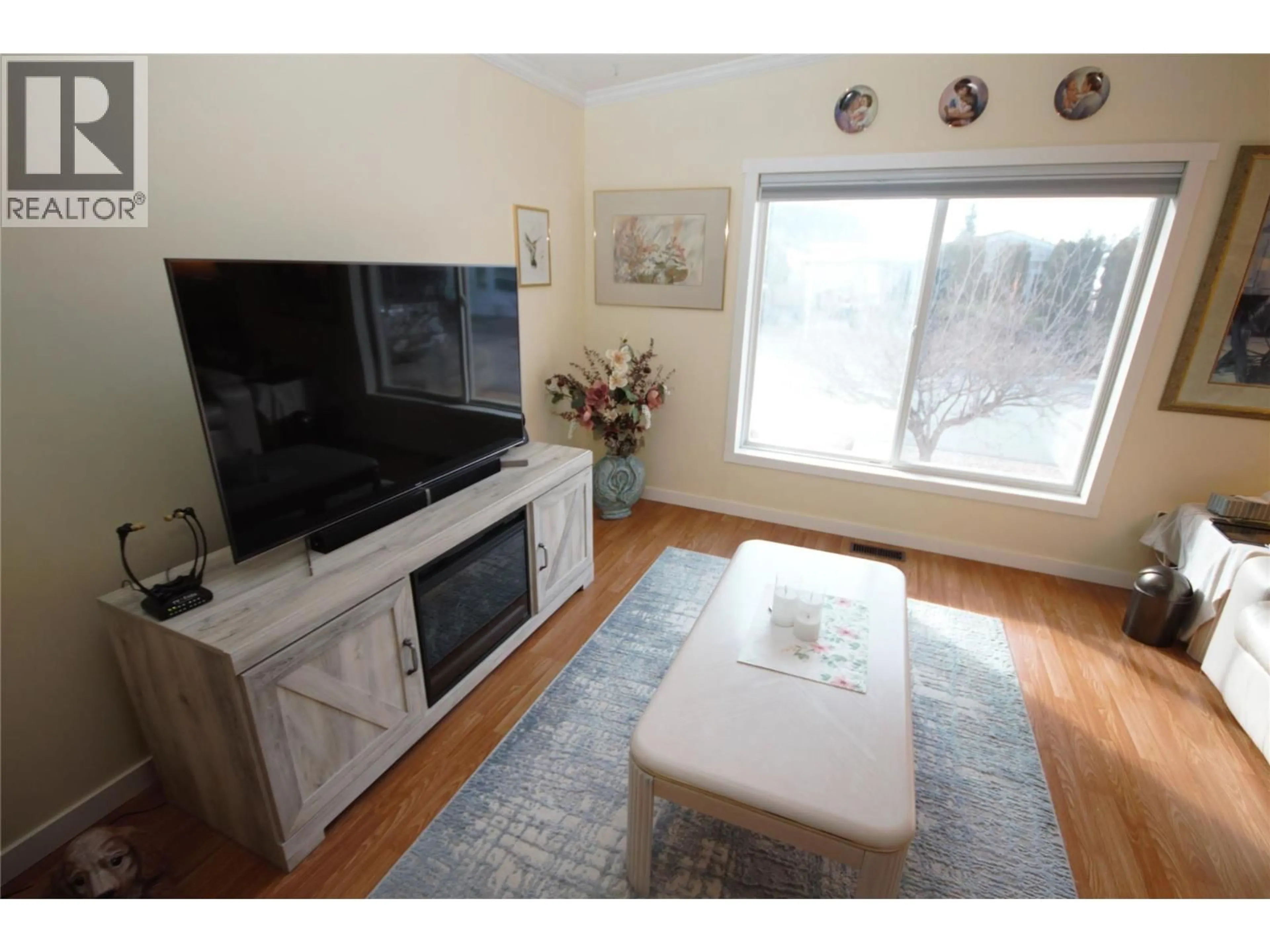 Living room with furniture, wood/laminate floor for 6 - 8598 97 HIGHWAY, Oliver British Columbia V0H1T2