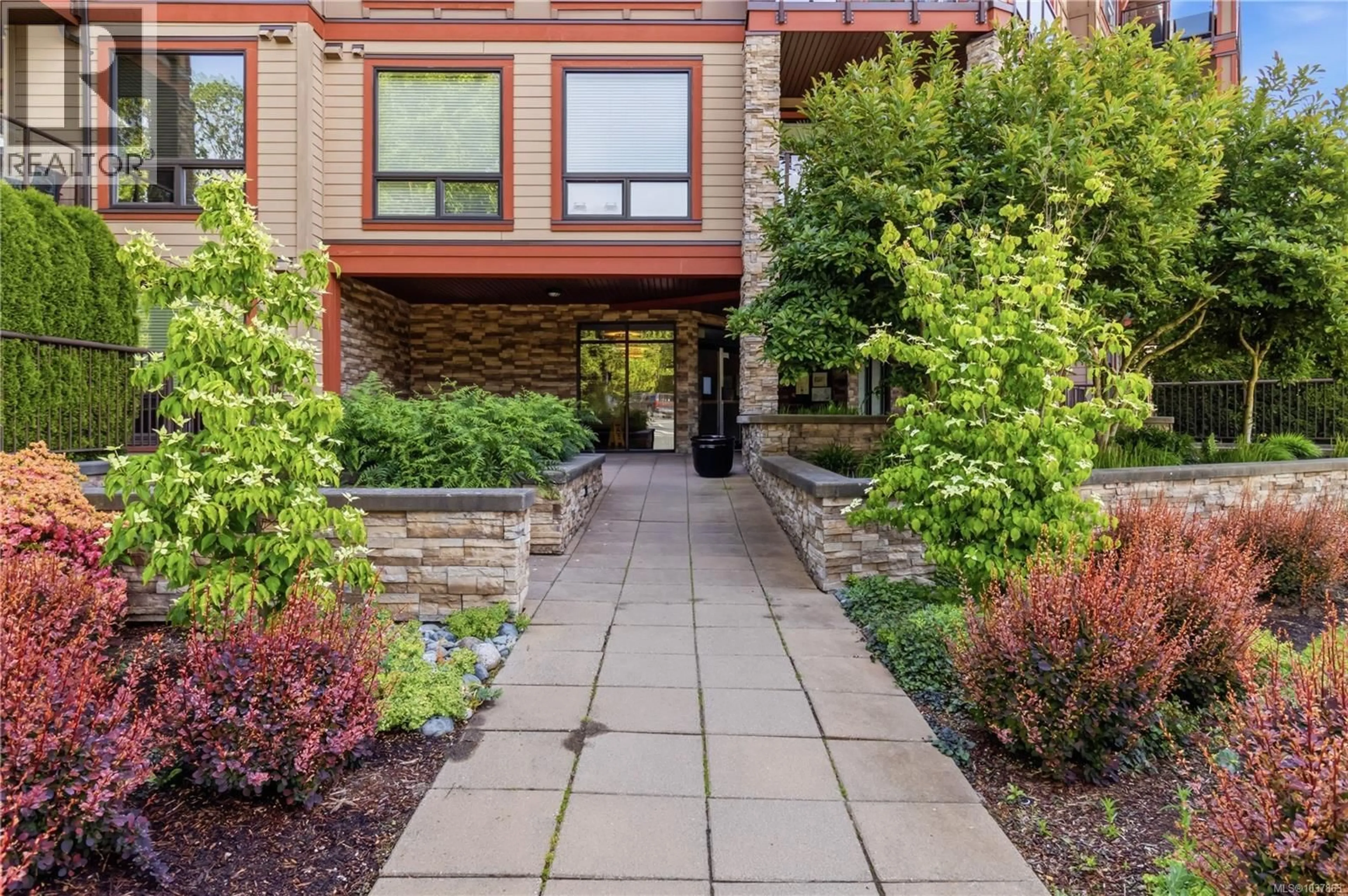 Patio, street for 104 - 4529 WEST SAANICH ROAD, Saanich British Columbia V8Z3G3