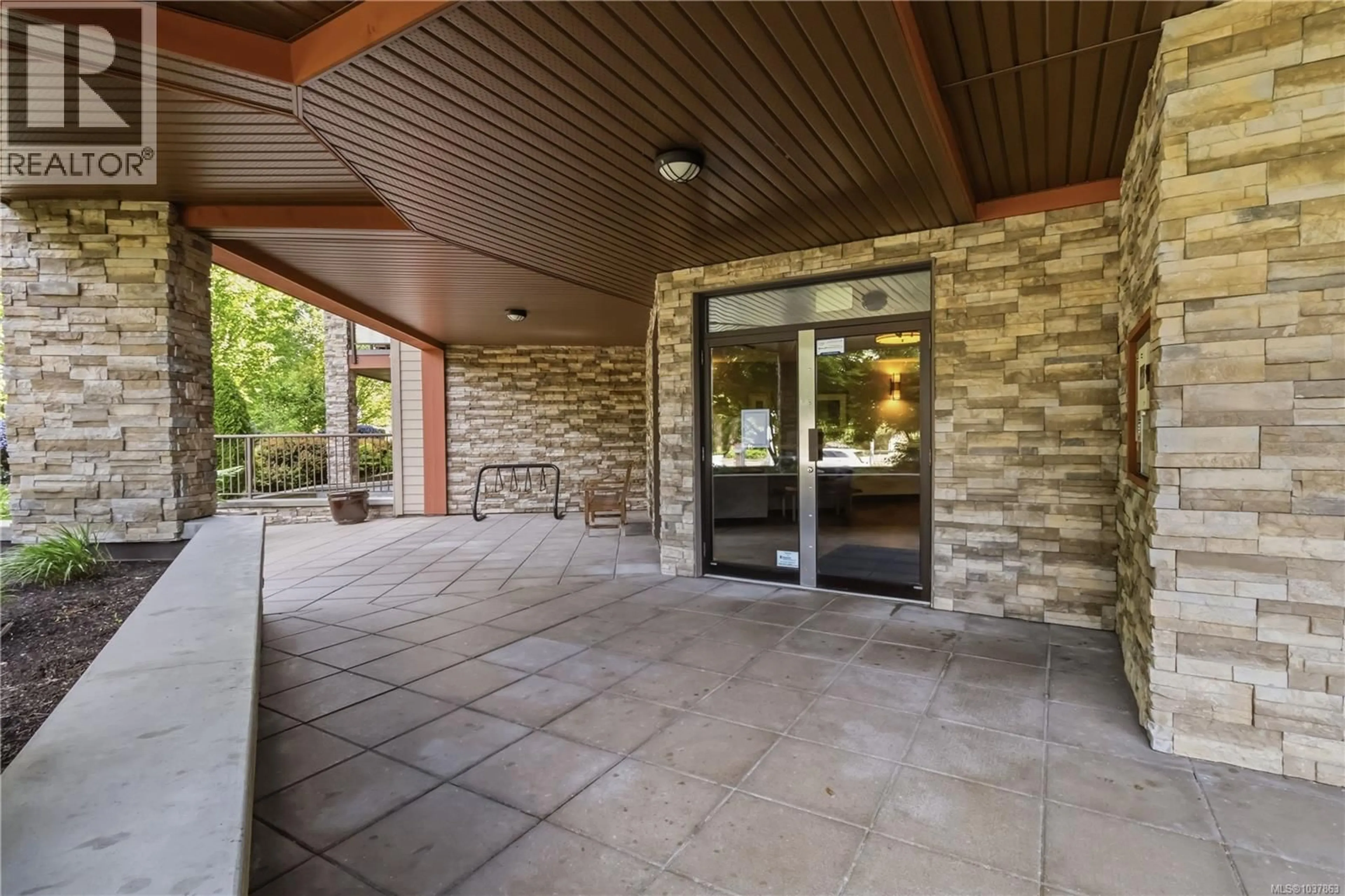 Patio, building for 104 - 4529 WEST SAANICH ROAD, Saanich British Columbia V8Z3G3