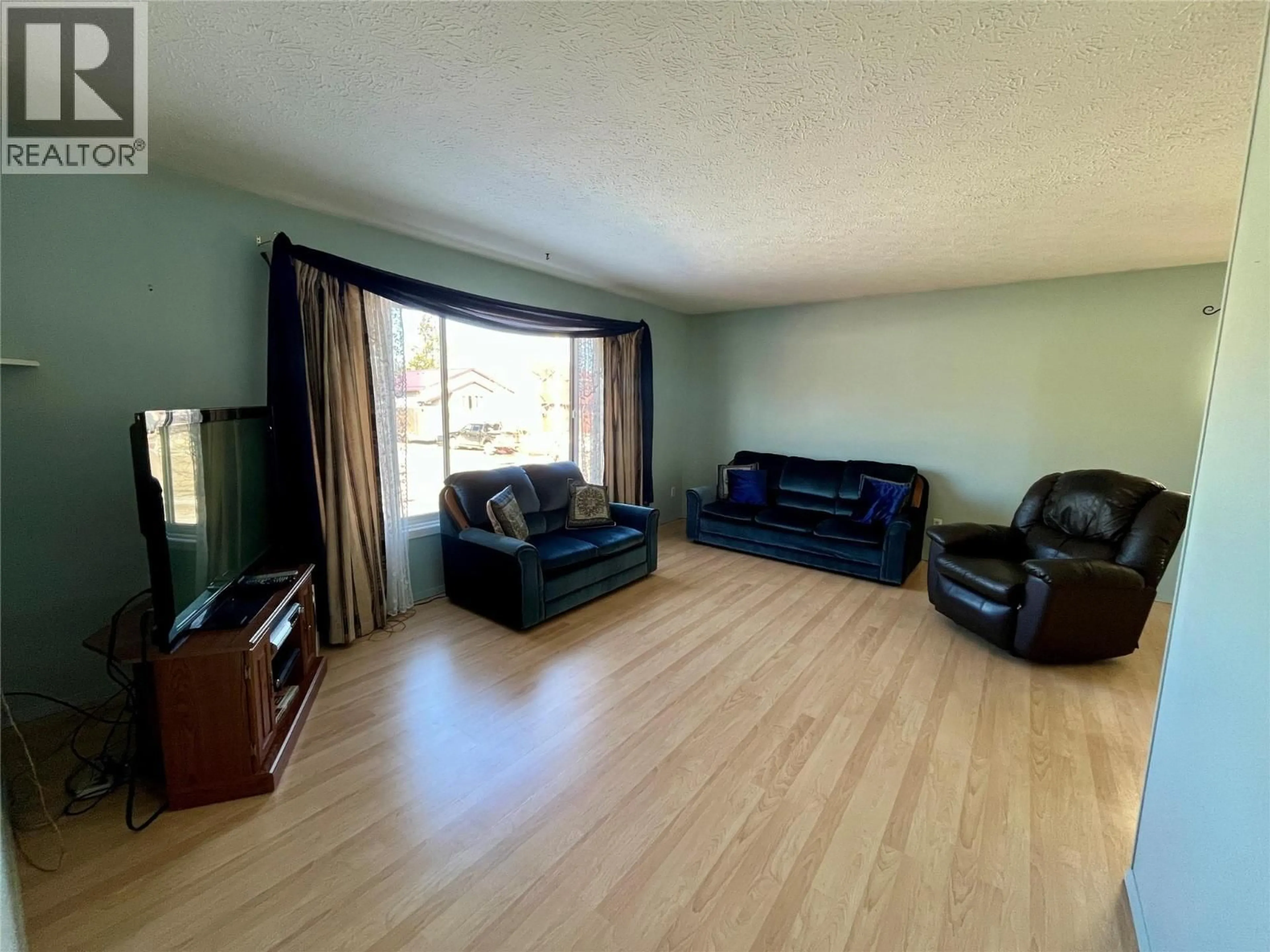 Living room with furniture, wood/laminate floor for 20 DAWSON PLACE, Tumbler Ridge British Columbia V0C2W0