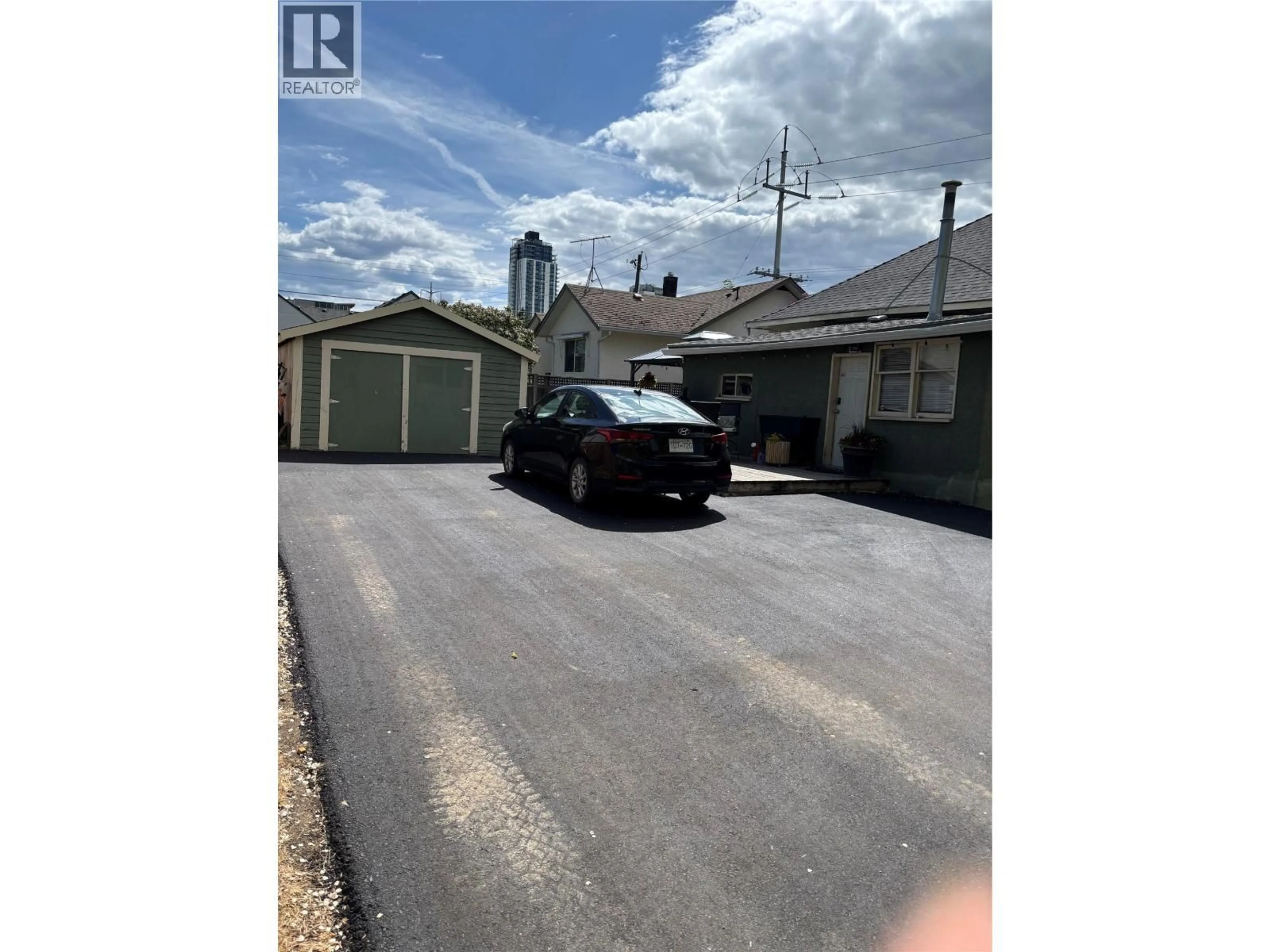 Parking for 1333 RICHTER STREET, Kelowna British Columbia V1Y2L5