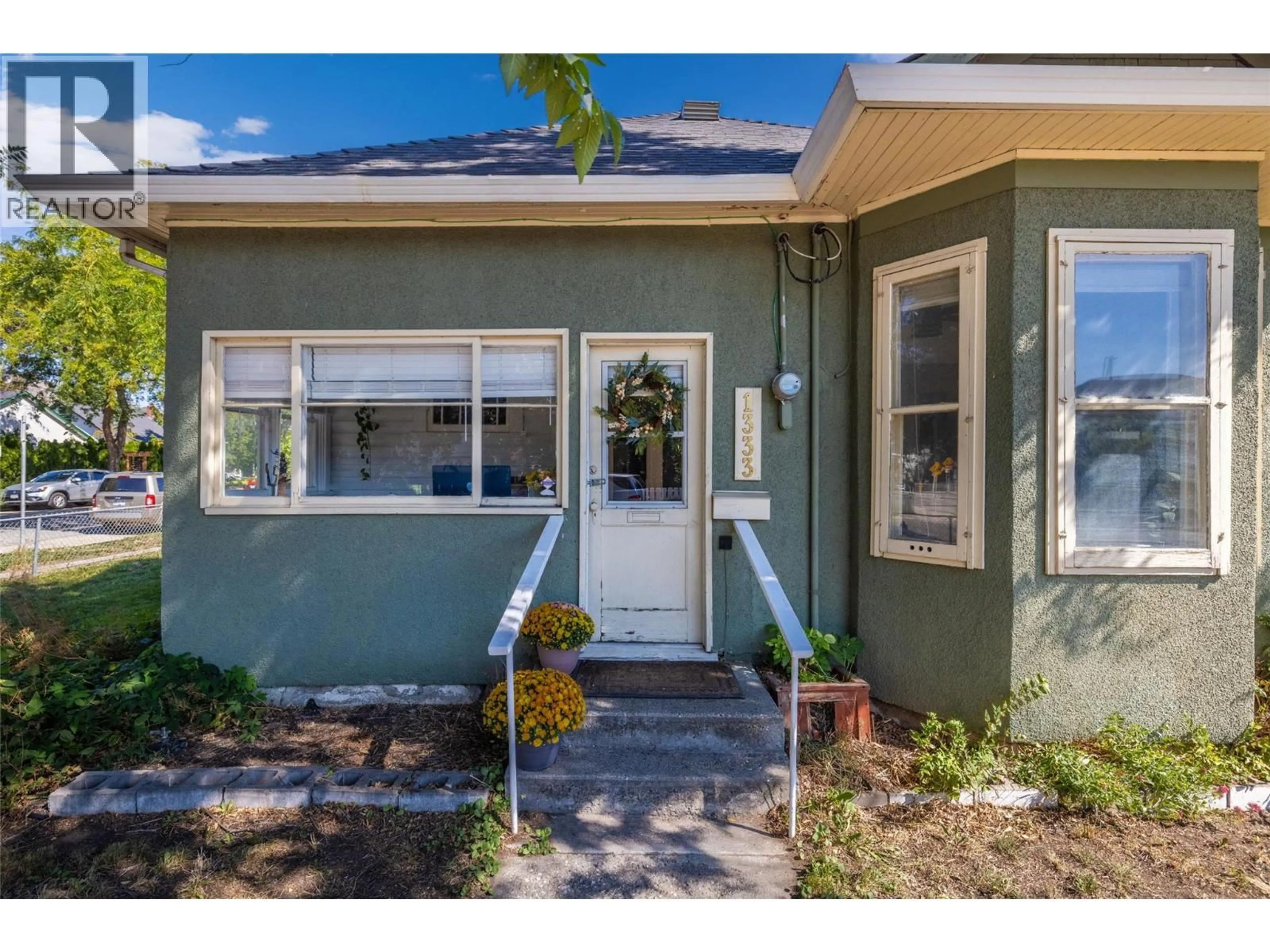 Home with vinyl exterior material, street for 1333 RICHTER STREET, Kelowna British Columbia V1Y2L5