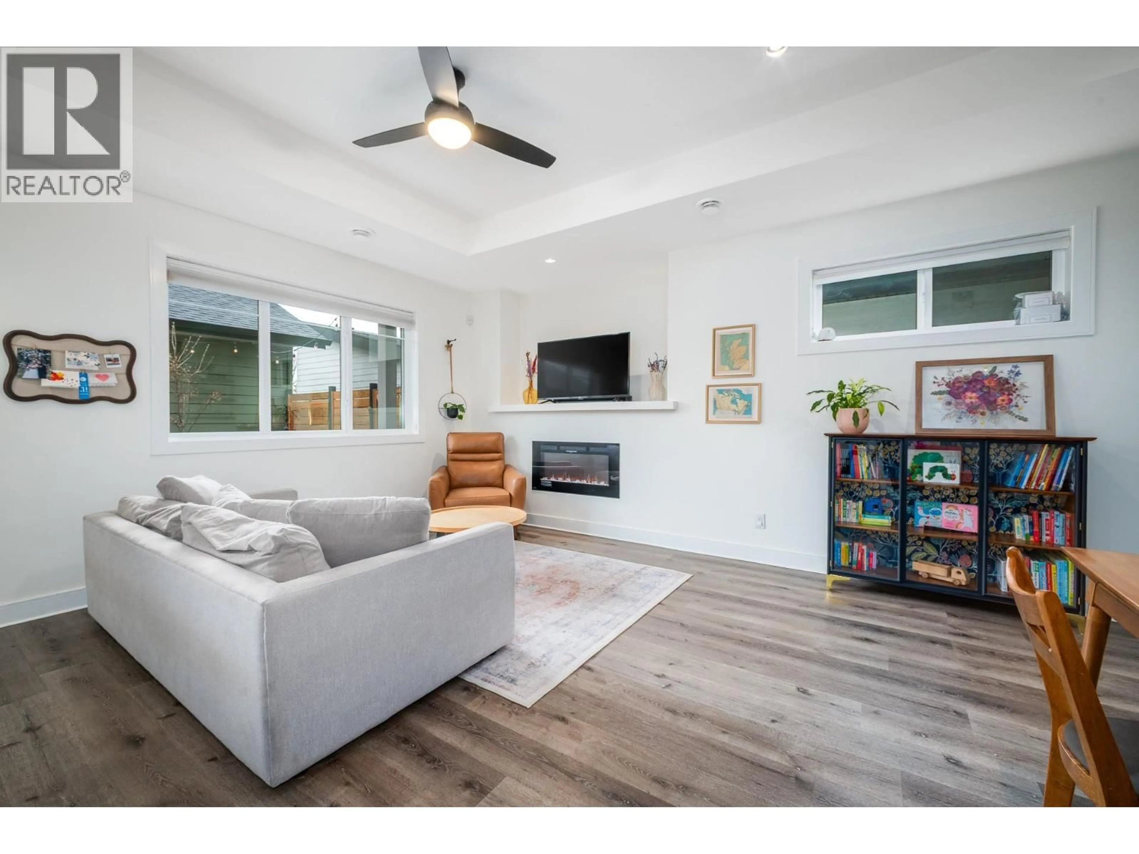 Living room with furniture, wood/laminate floor for 4 - 805 BURNE AVENUE, Kelowna British Columbia V1Y5P6