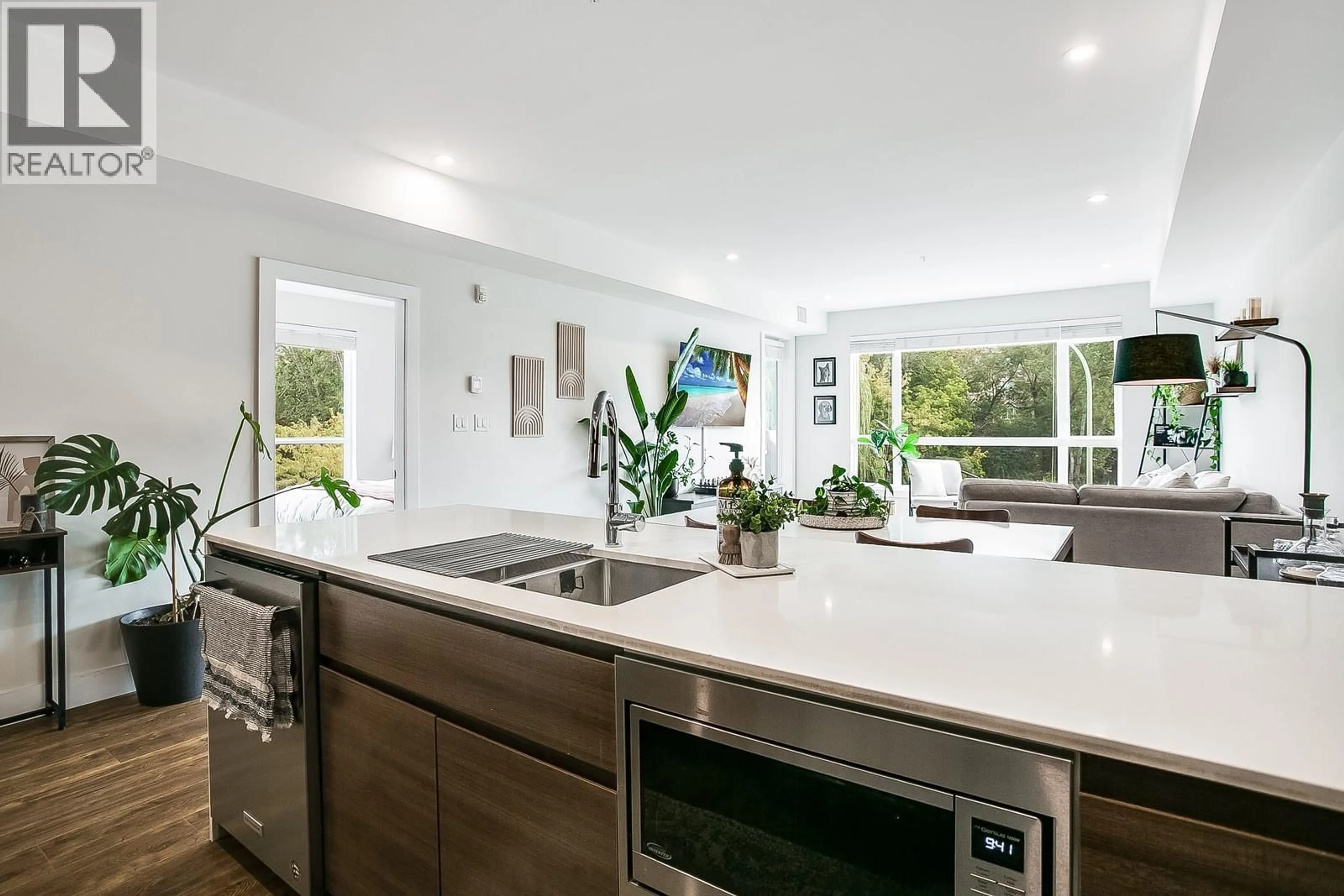 Contemporary kitchen, unknown for 402 - 1925 ENTERPRISE WAY, Kelowna British Columbia V1Y0J8