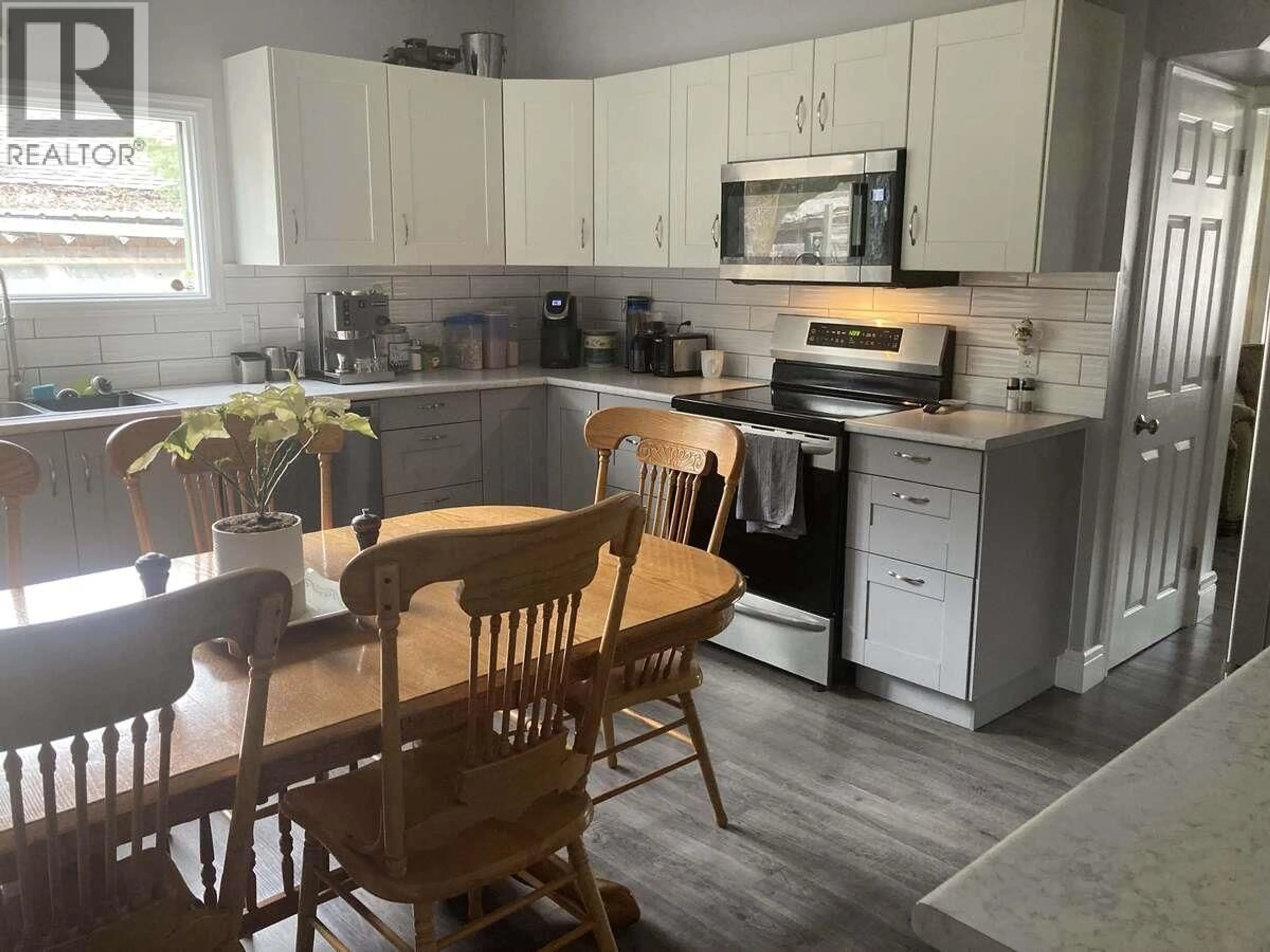Open concept kitchen, unknown for 456 FOURTH AVENUE, Midway British Columbia V0H1M0