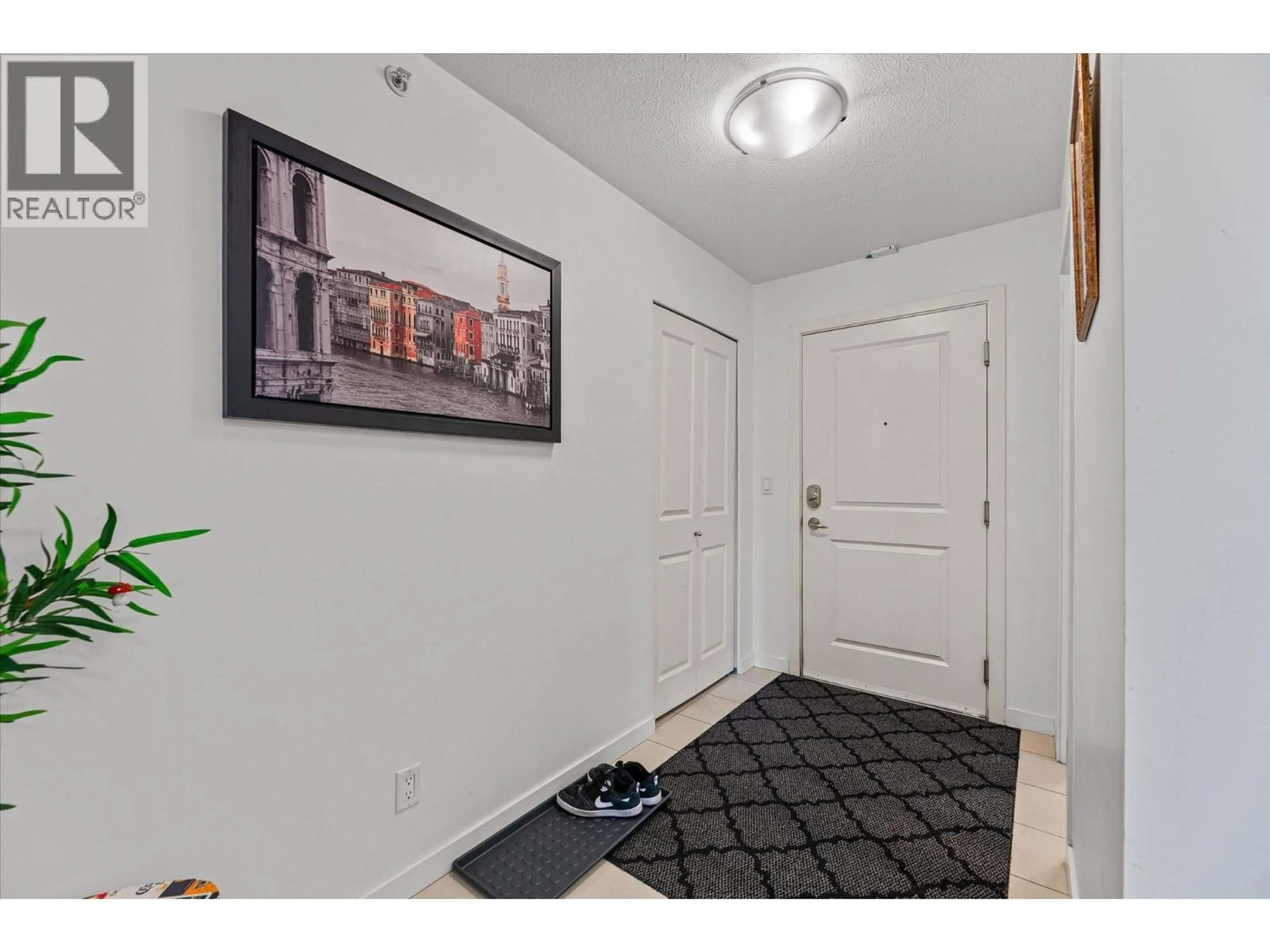 Indoor entryway for 403 - 539 YATES ROAD, Kelowna British Columbia V1V2T8