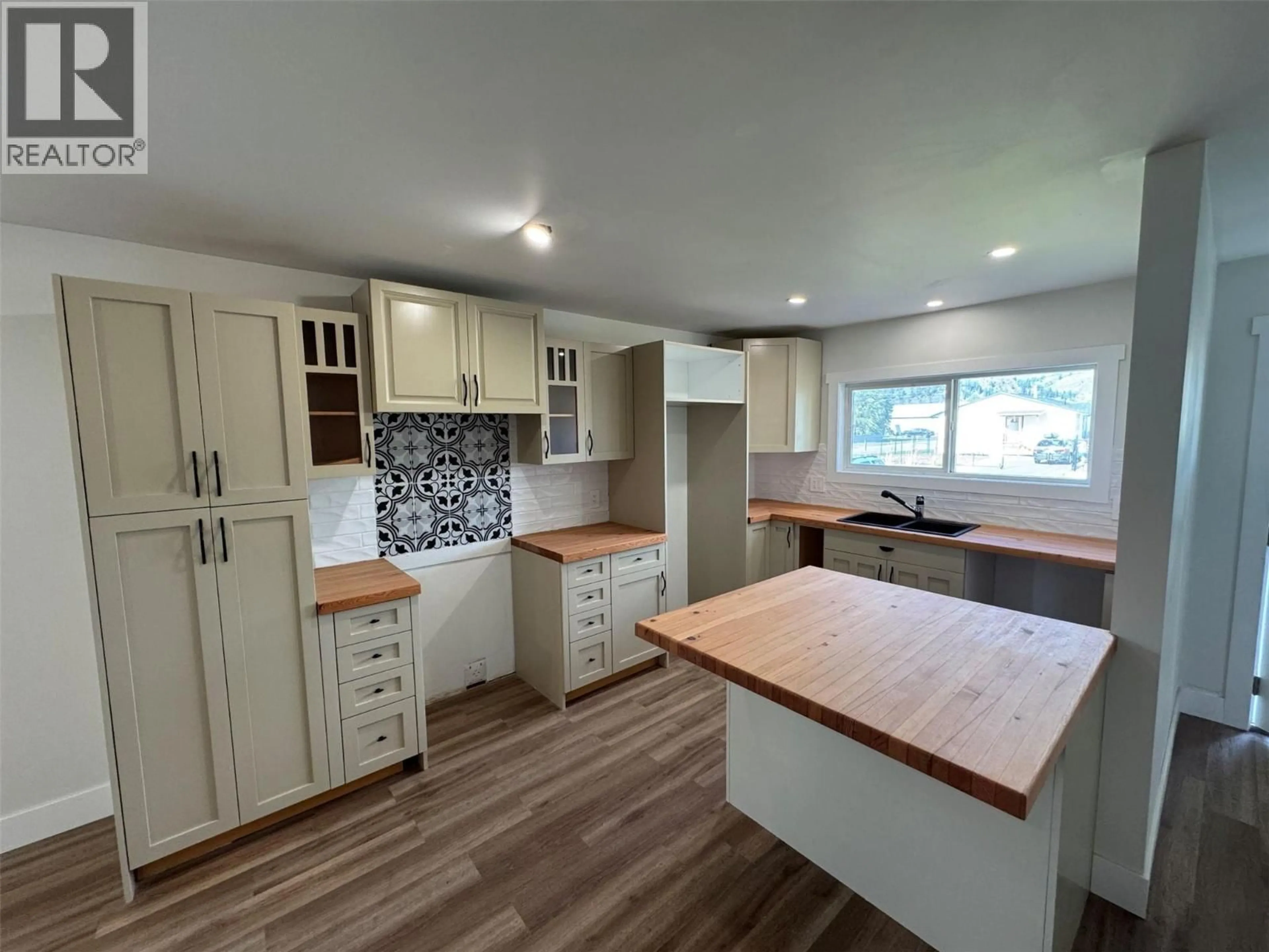 Open concept kitchen, wood/laminate floor for 7145 22ND STREET, Grand Forks British Columbia V0H1H0
