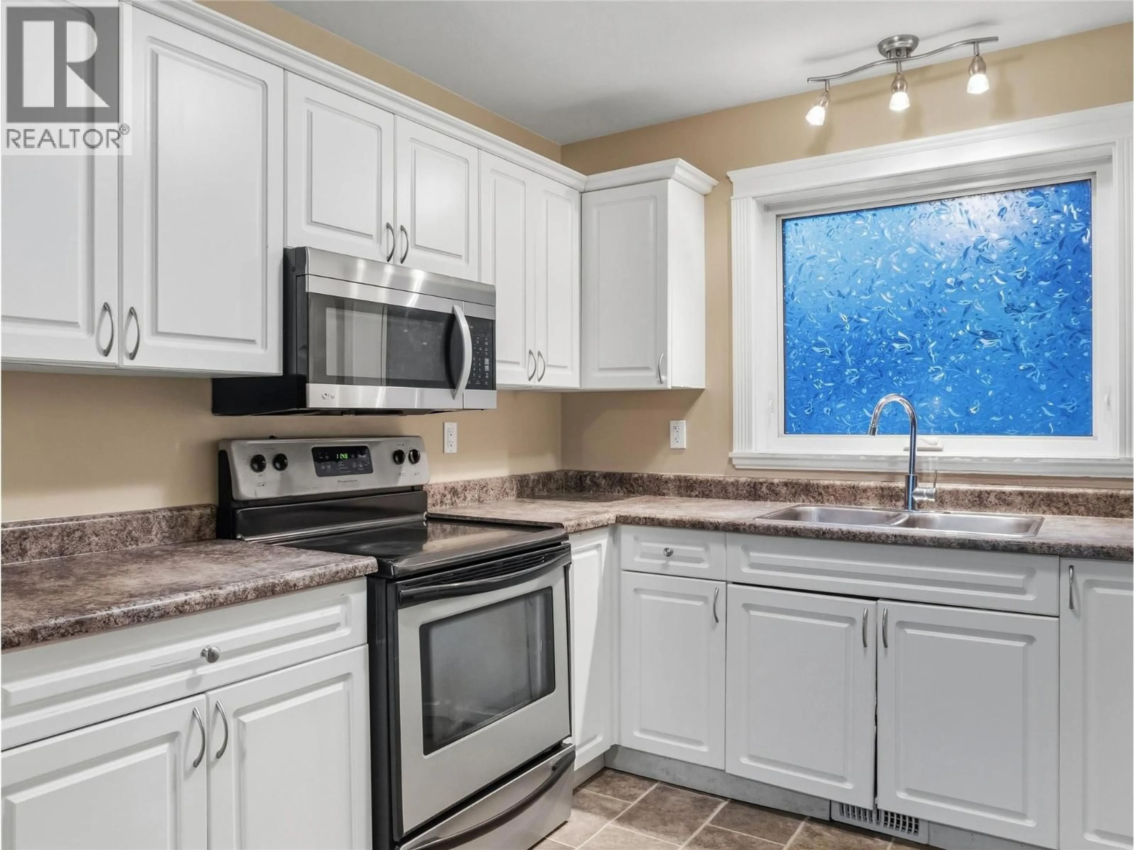 Standard kitchen, ceramic/tile floor for 721 100 AVENUE, Dawson Creek British Columbia V1G0B5