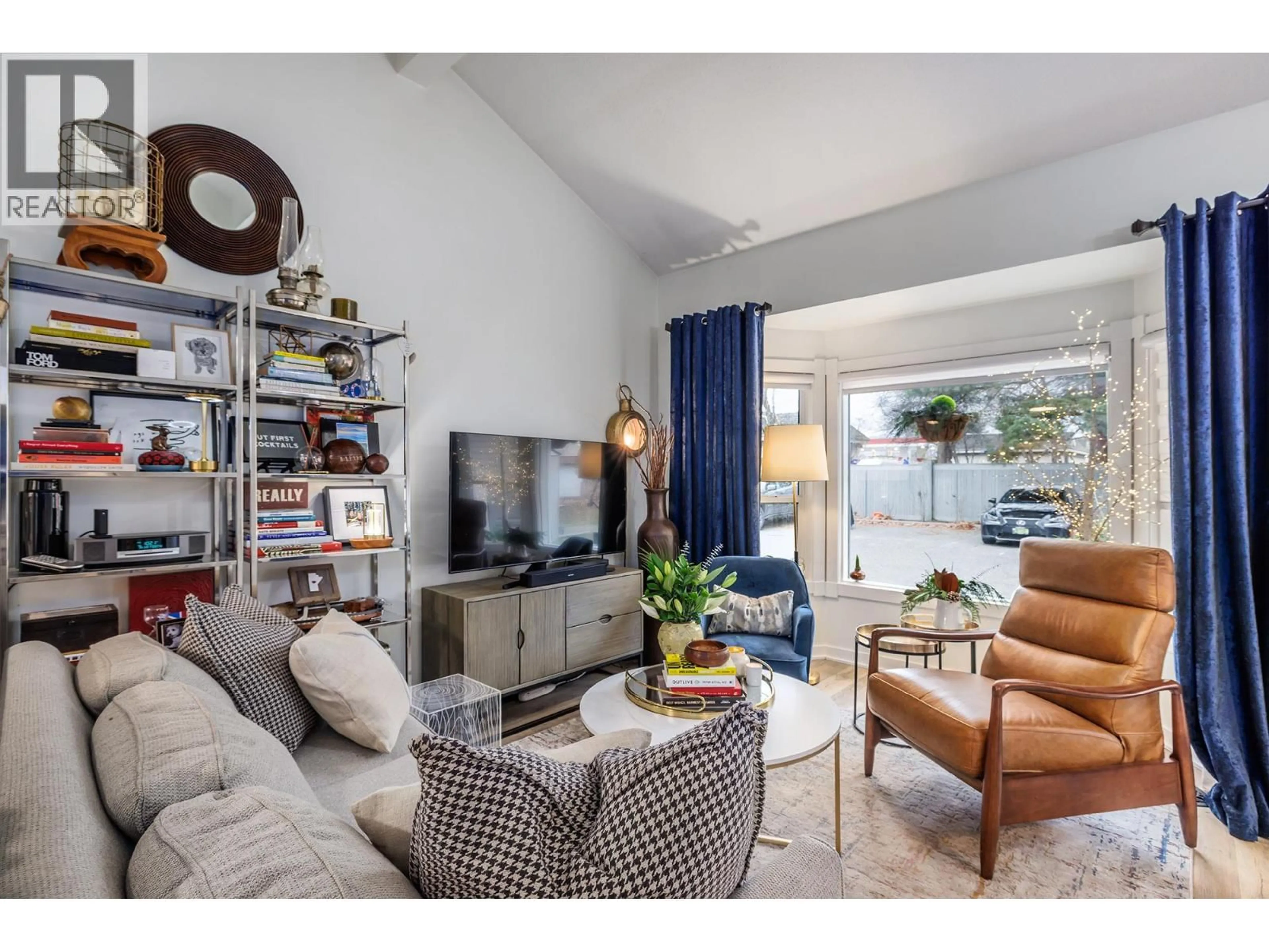 Living room with furniture, unknown for 102 - 3155 GORDON DRIVE, Kelowna British Columbia V1W3N5