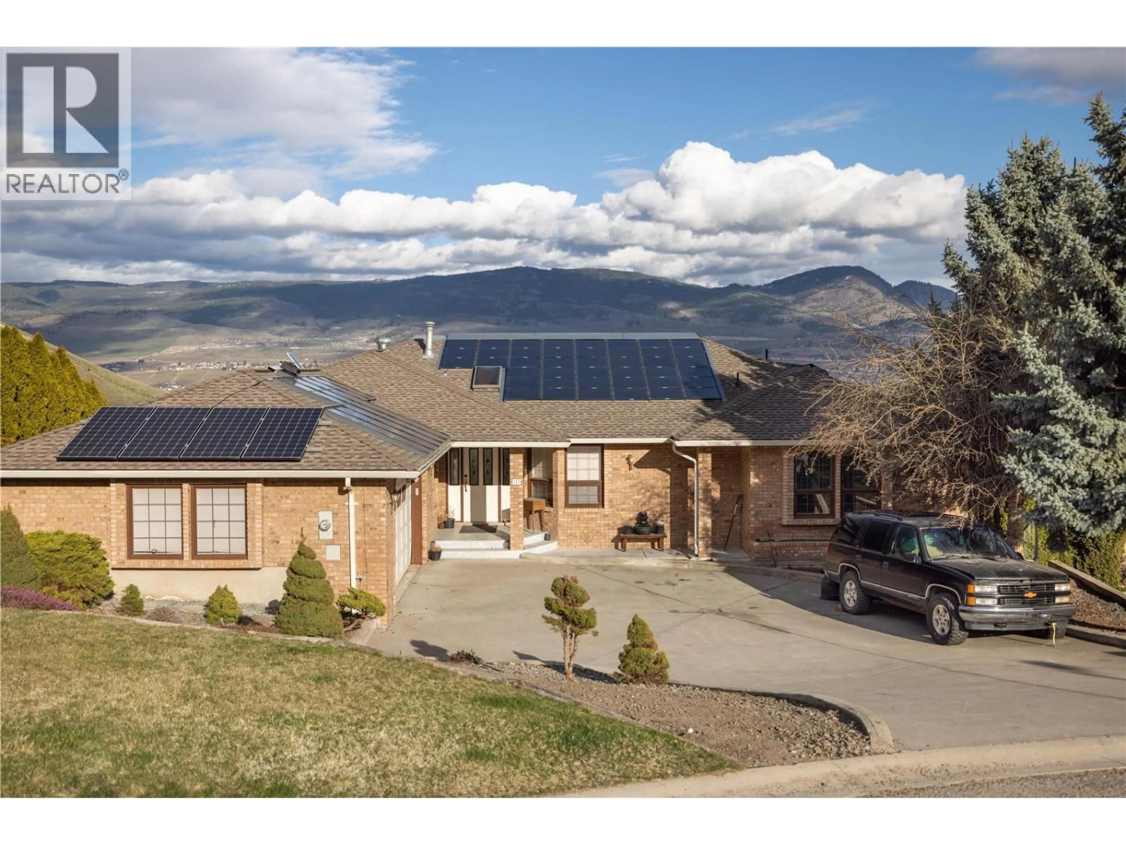 A pic from outside/outdoor area/front of a property/back of a property/a pic from drone, mountain view for 727 CASSIAR CRESCENT, Kelowna British Columbia V1V1M7