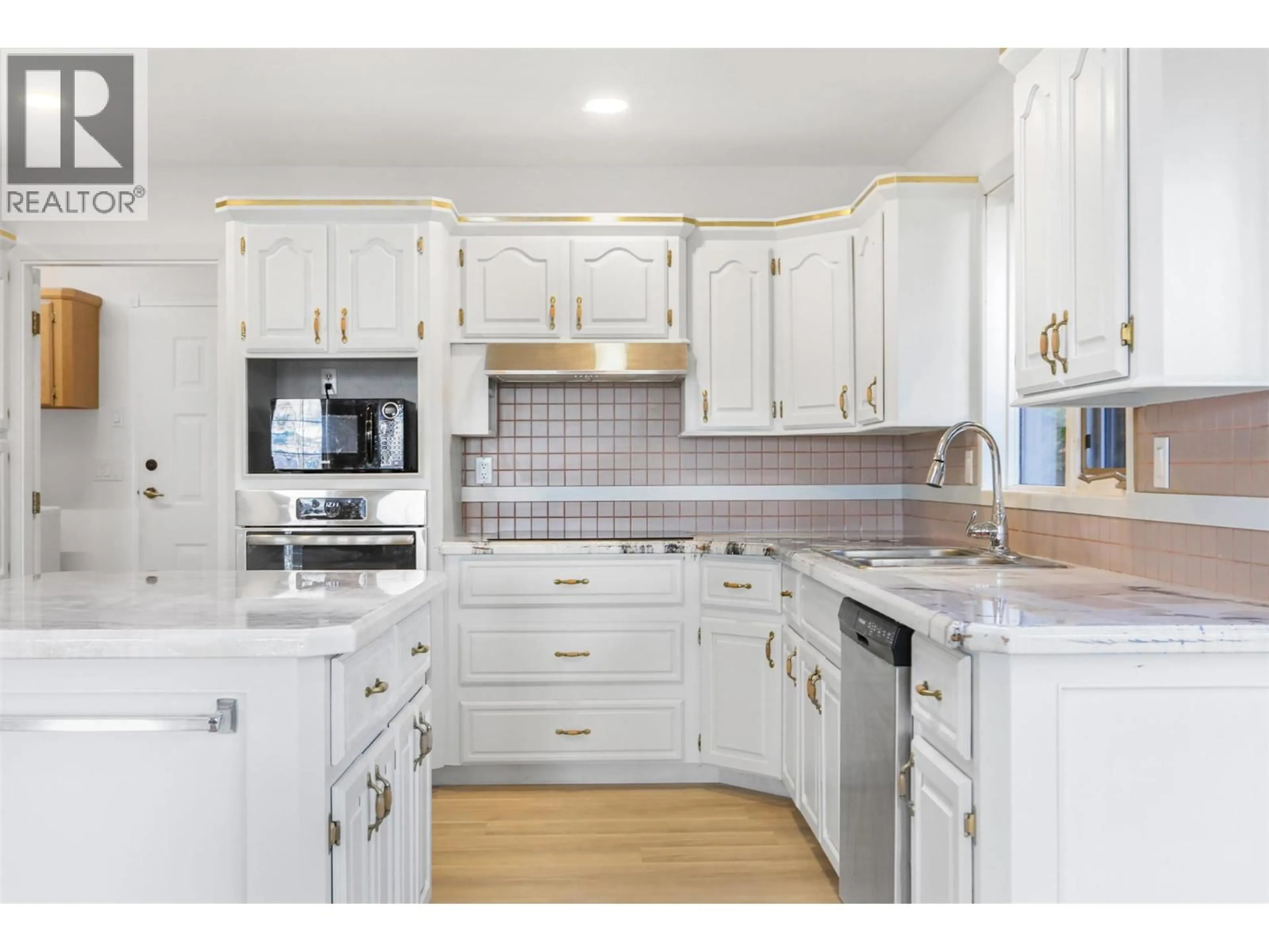 Open concept kitchen, ceramic/tile floor for 727 CASSIAR CRESCENT, Kelowna British Columbia V1V1M7