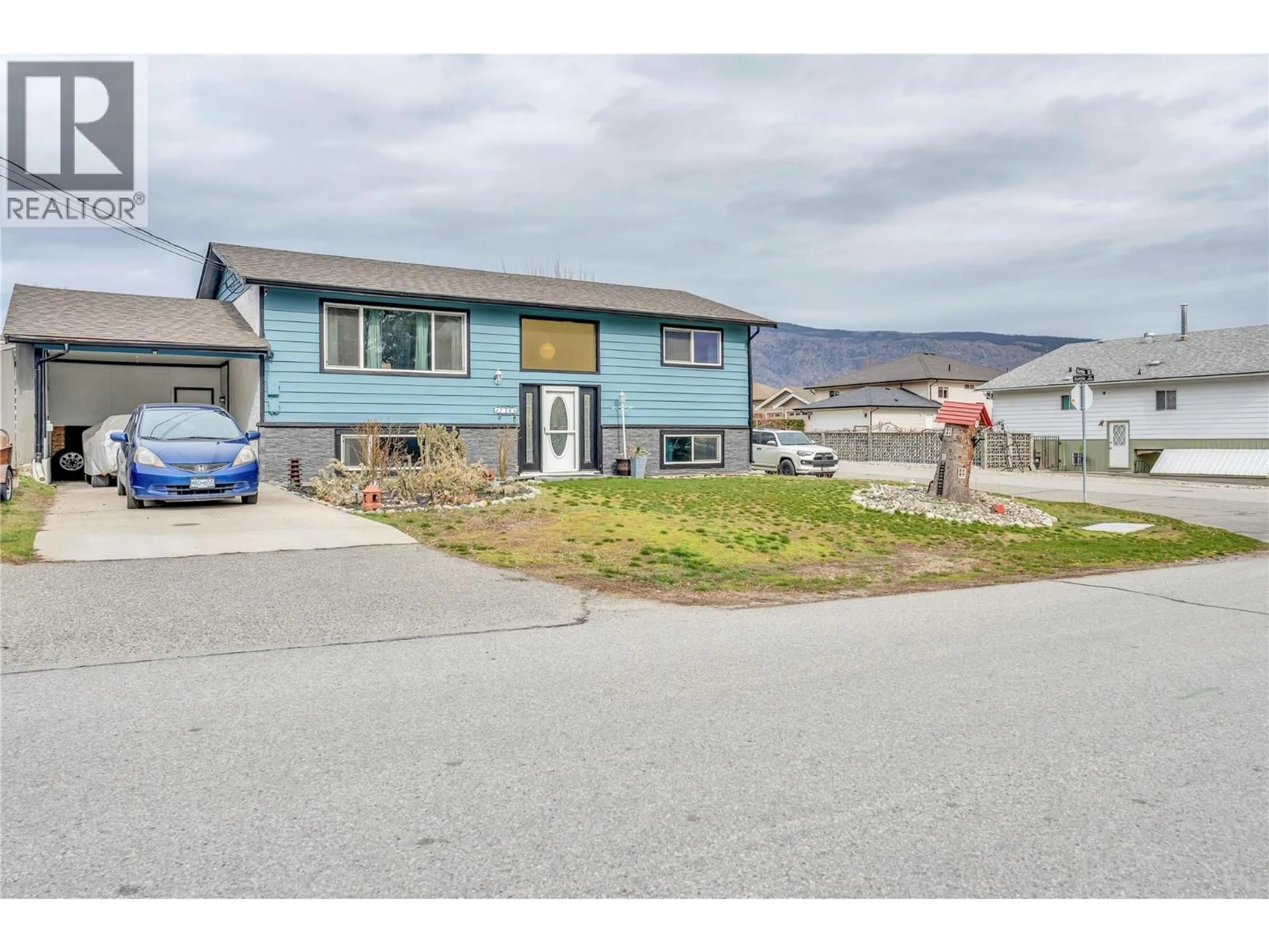 A pic from outside/outdoor area/front of a property/back of a property/a pic from drone, street for 738 KETTLE AVENUE, Oliver British Columbia V0H1T0