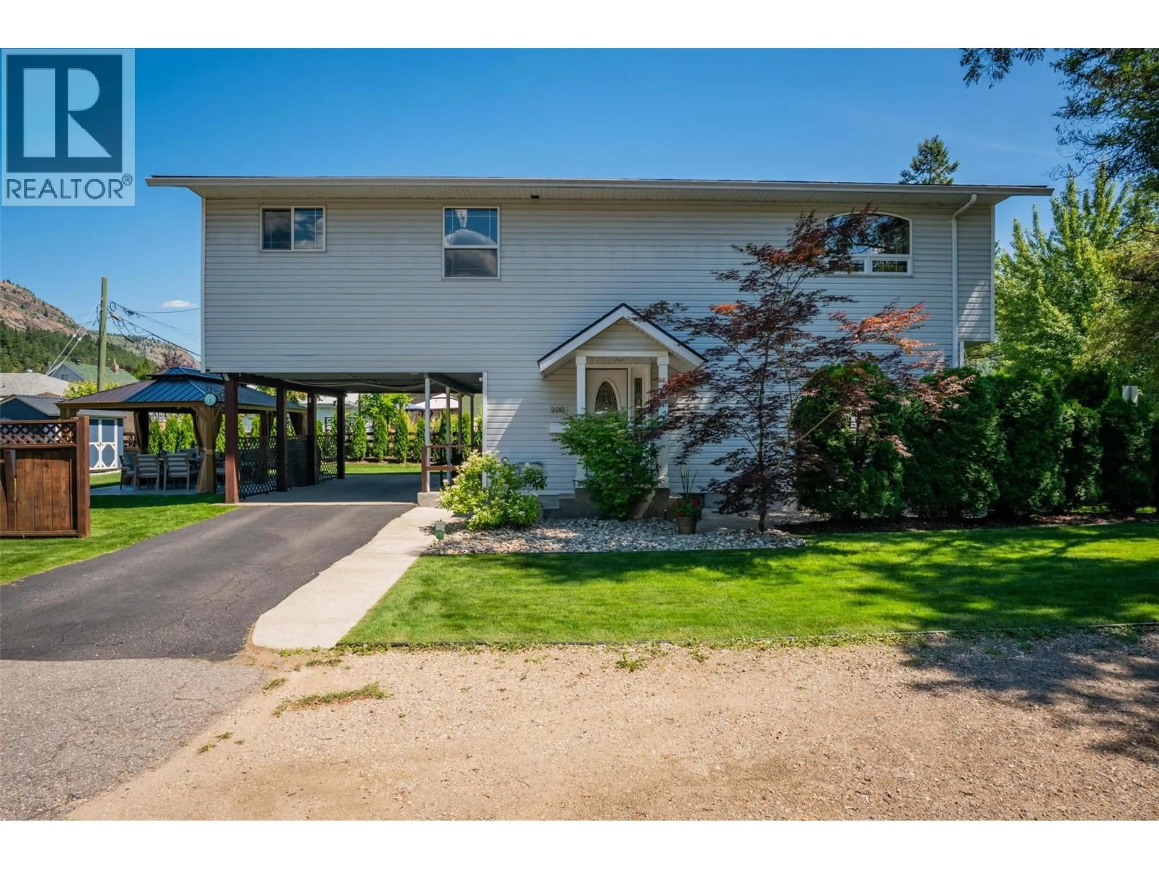 A pic from outside/outdoor area/front of a property/back of a property/a pic from drone, street for 2007 VALLEYVIEW DRIVE, Trail British Columbia V1R3B3